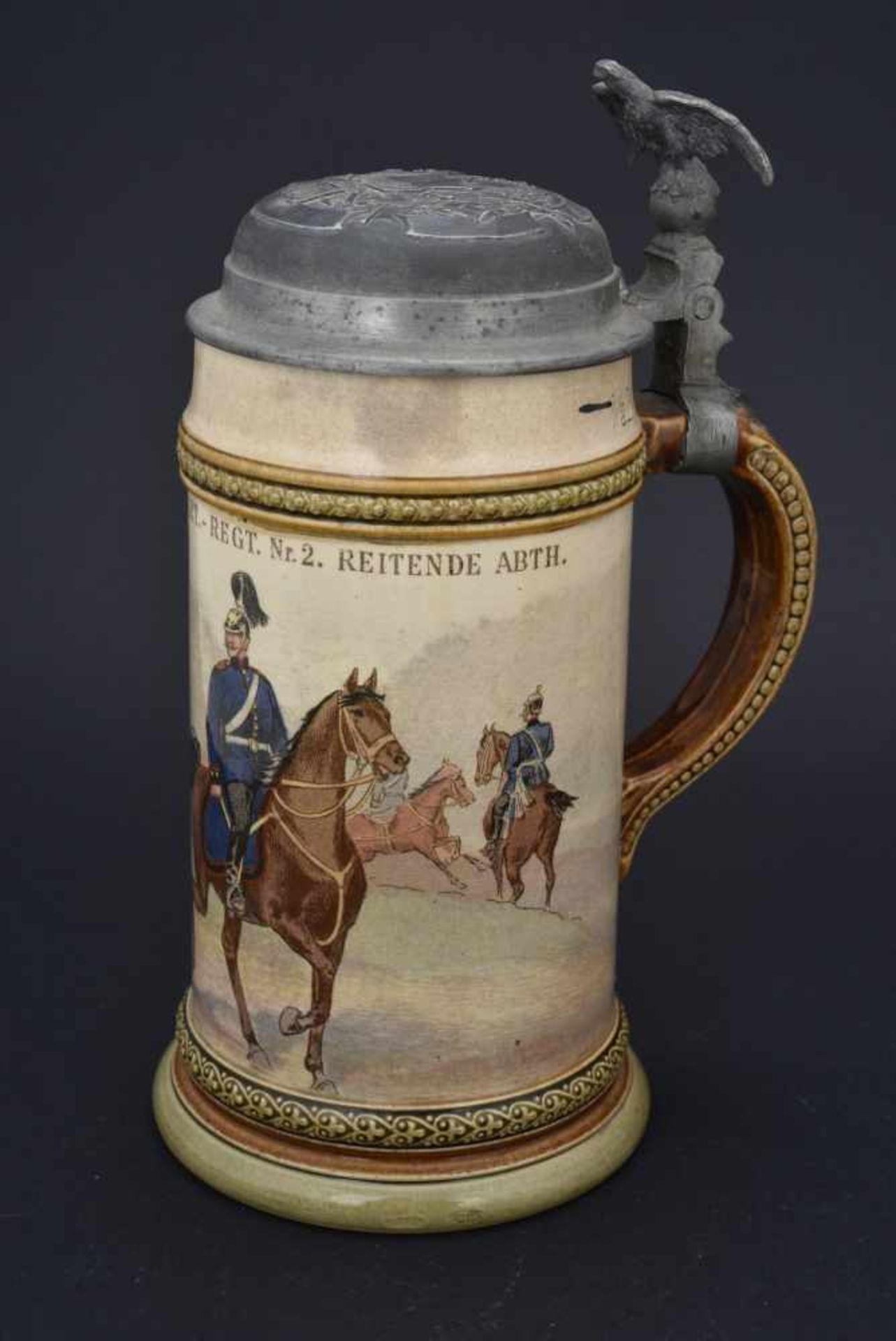 Chope 1 Pomm Feldart Regt Nr 2 Reitende Abth En mettlach d'1/2 litre. Couvercle décoré. Marquages au