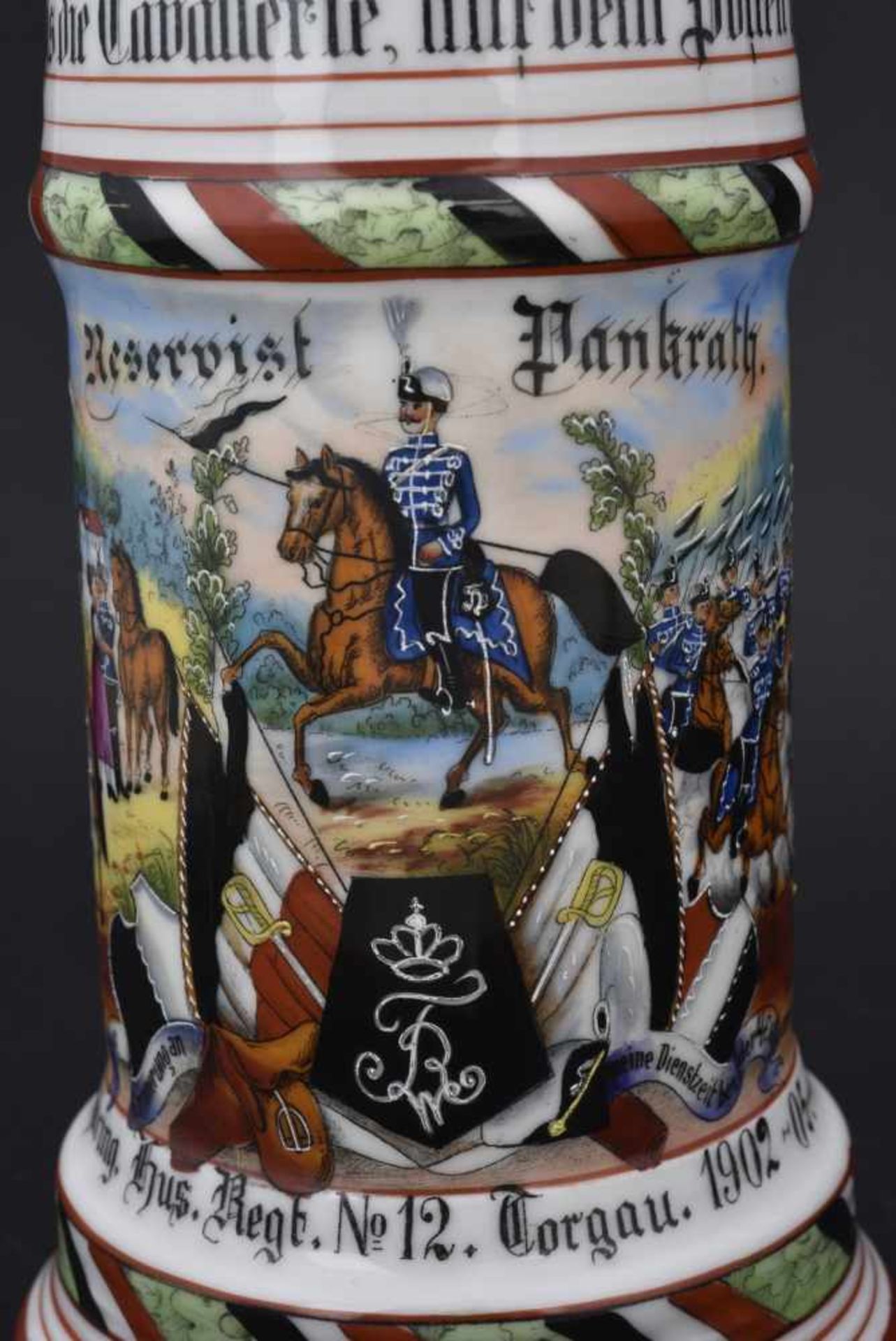 Chope du Thüring Hus Regt N°12 Torgau En porcelaine blanche d'1/2 litre, richement décorée. - Bild 3 aus 4