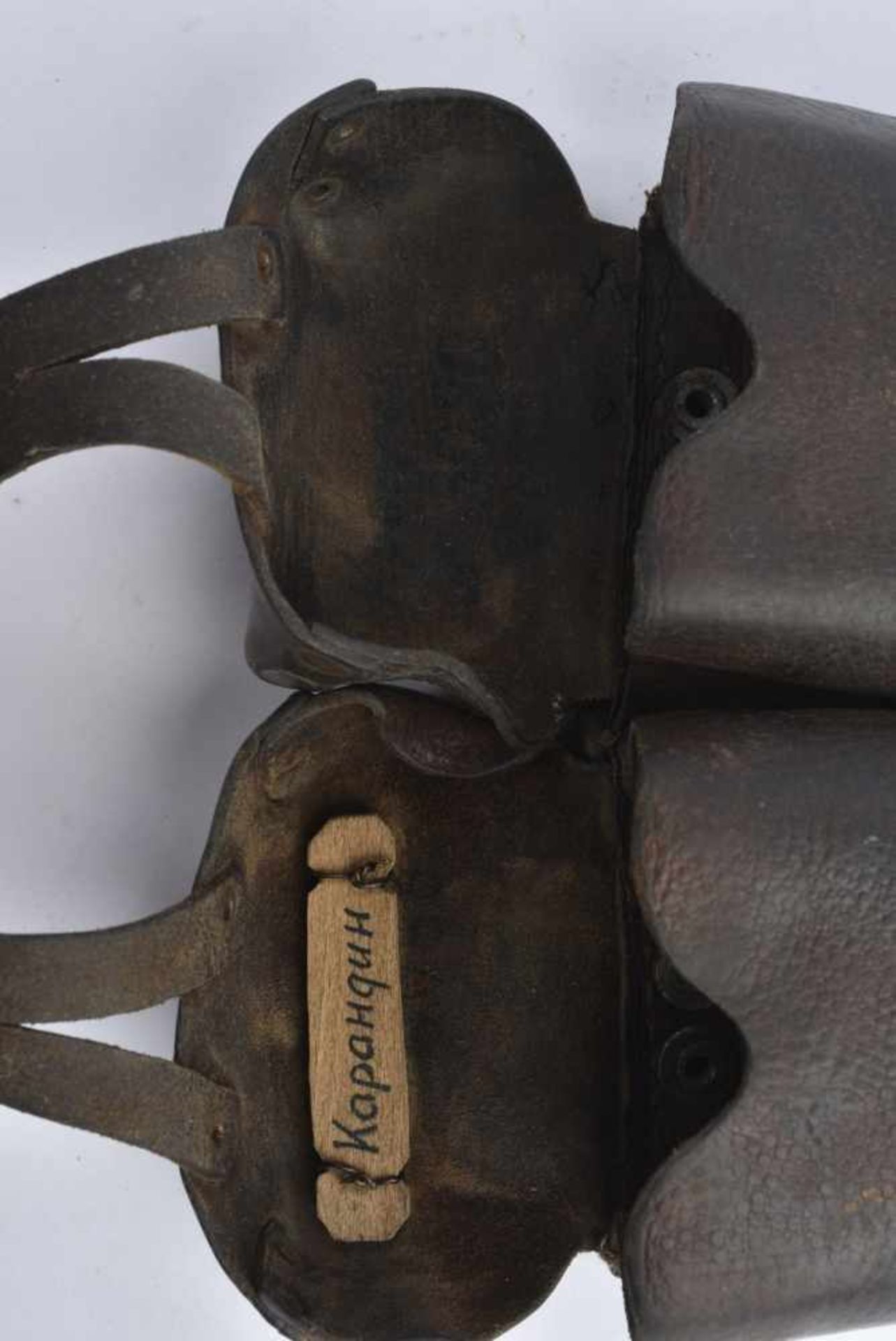 Paire de cartouchières pour fusil Mosin homogène. Cuir souple modèle à rivets. Cette pièce - Bild 2 aus 3