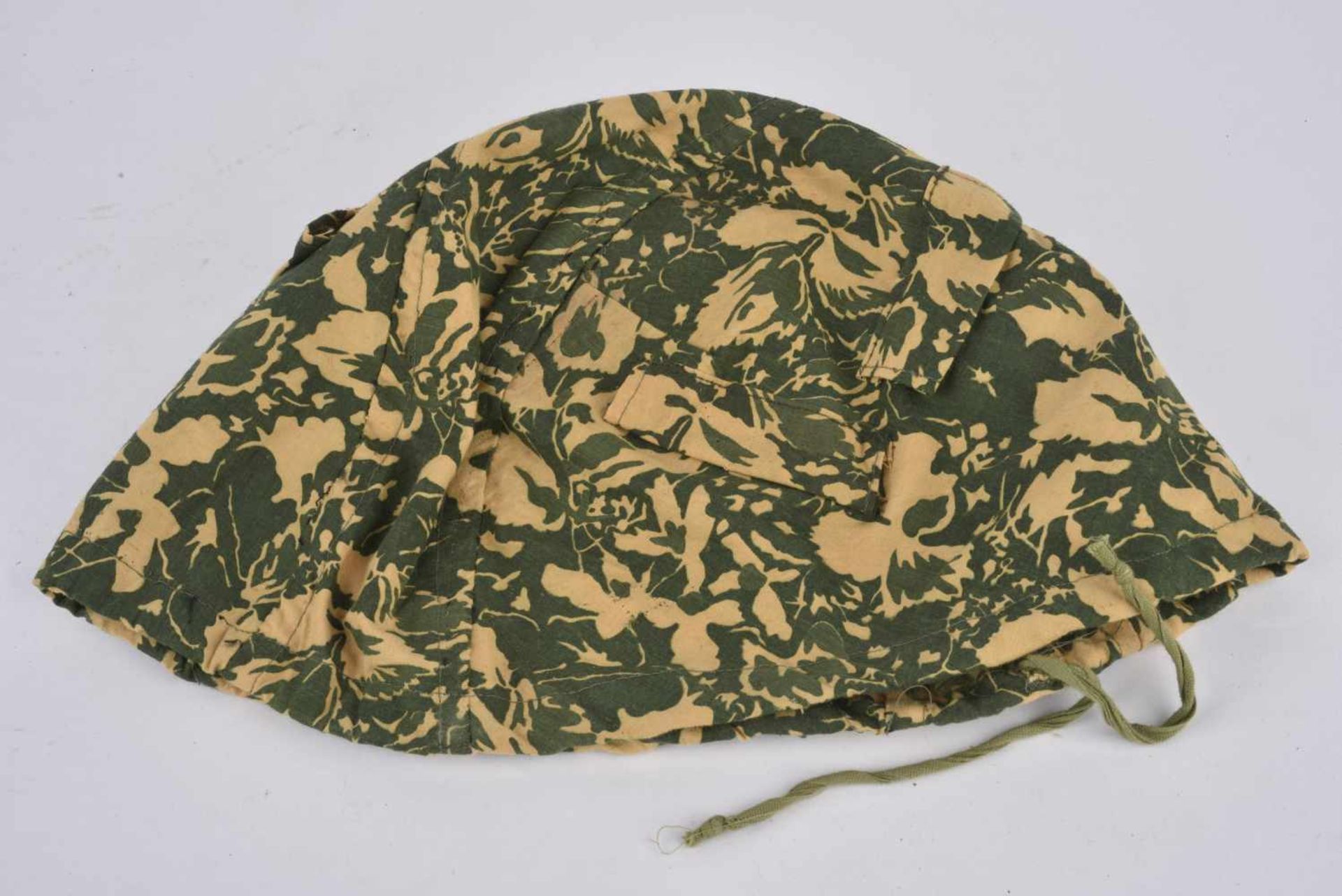 Lot de 2 couvre casque camouflé type petites feuilles non réglementaires. Cette pièce provient de la - Bild 3 aus 4