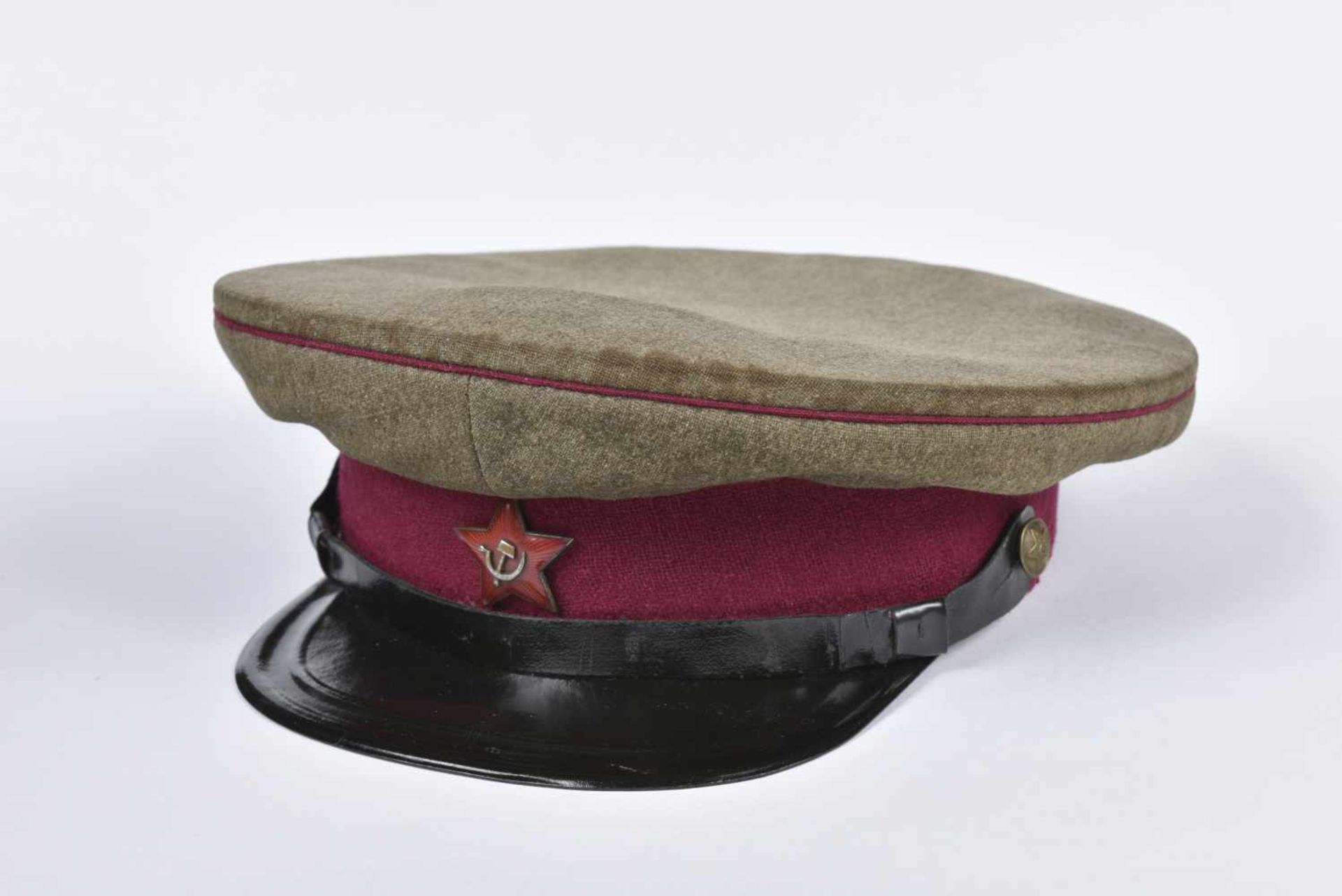 Casquette M.35 infanterie modèle avant guerre avec étoile rouge aux armoiries rapportées, bandeau et