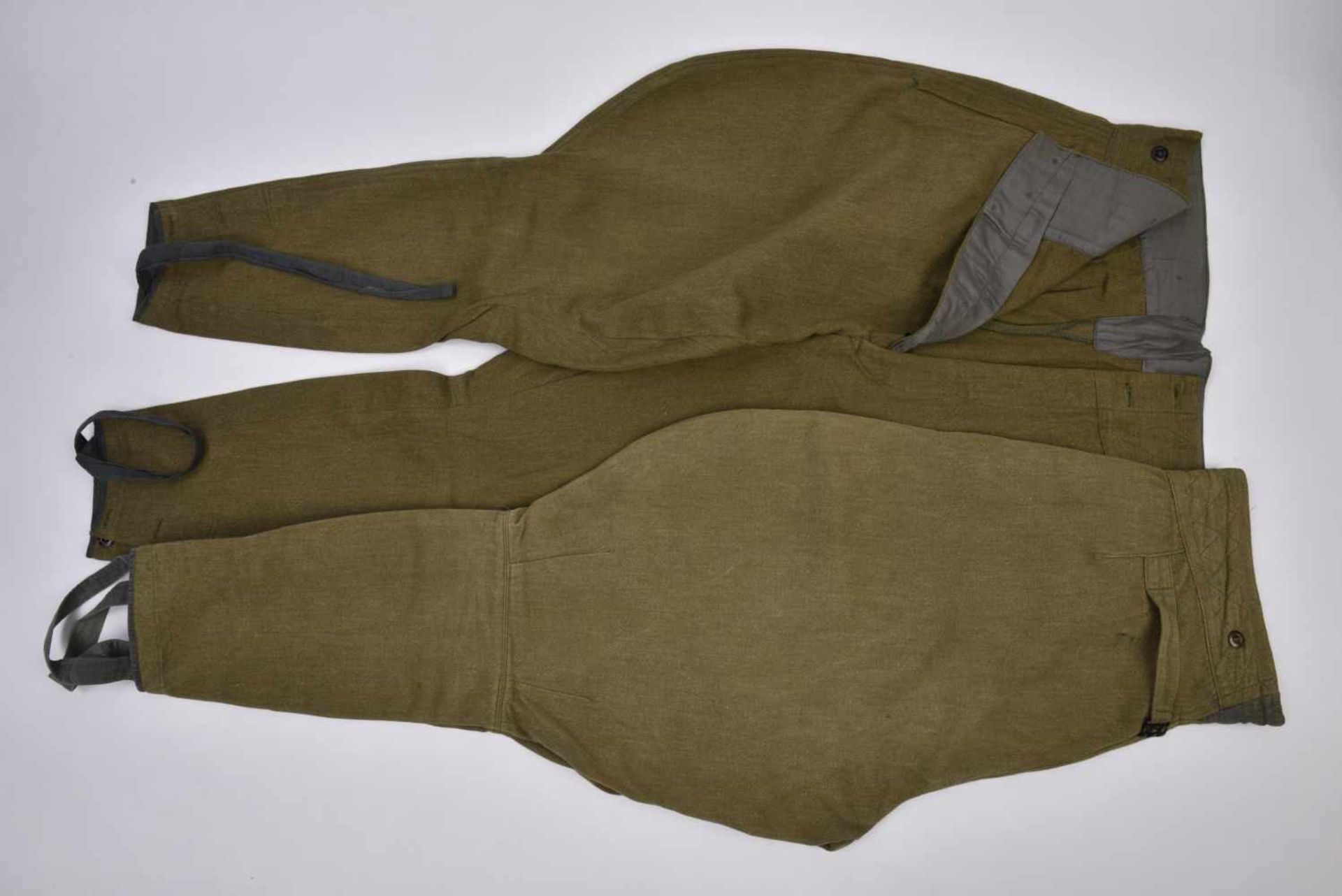 2 culottes troupes, après-guerre Bonne taille, bon état. Idéal pour la reconstitution. 2 trousers