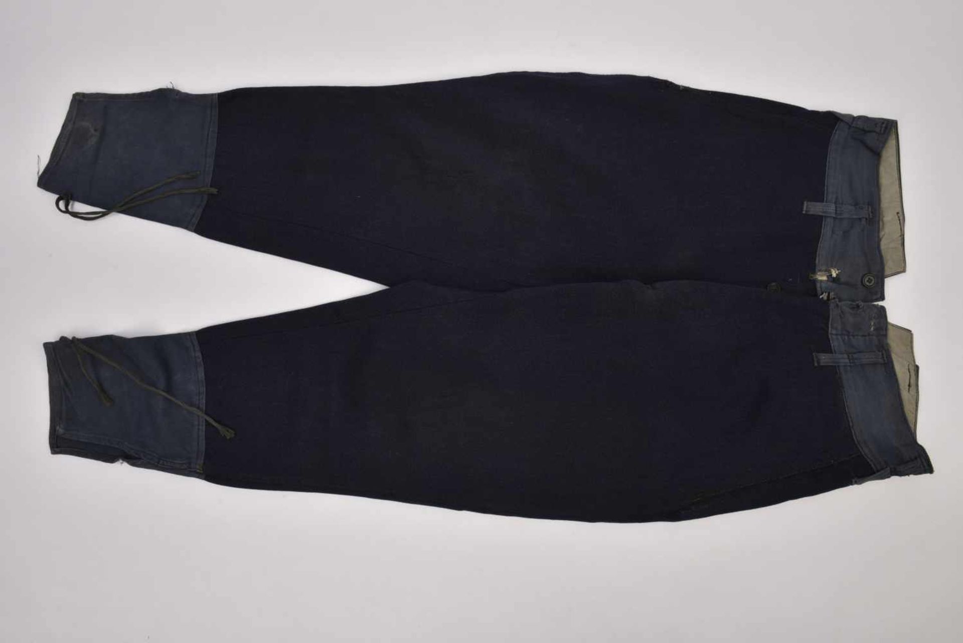 Culotte bleue en laine pour sous/officier Datée 1940. Bonne taille et bon état. blue wool pants