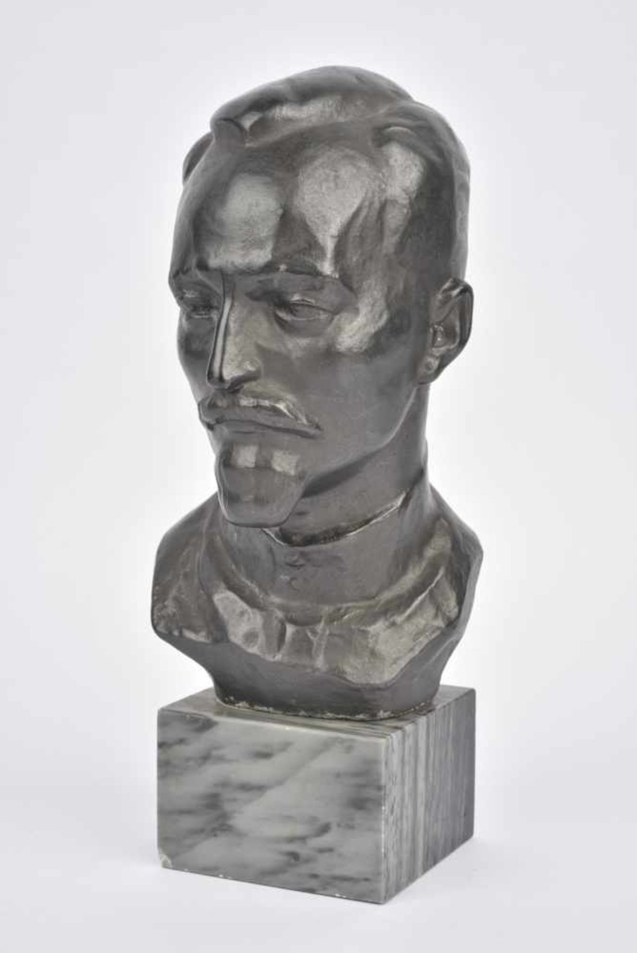 Buste de Feliks Dzerjinski en alliage de Silumin, avec socle (hauteur 19 cm hors socle). Cette pièce