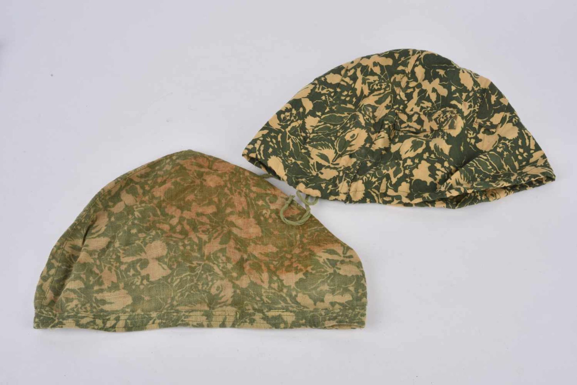 Lot de 2 couvre casque camouflé type petites feuilles non réglementaires. Cette pièce provient de la
