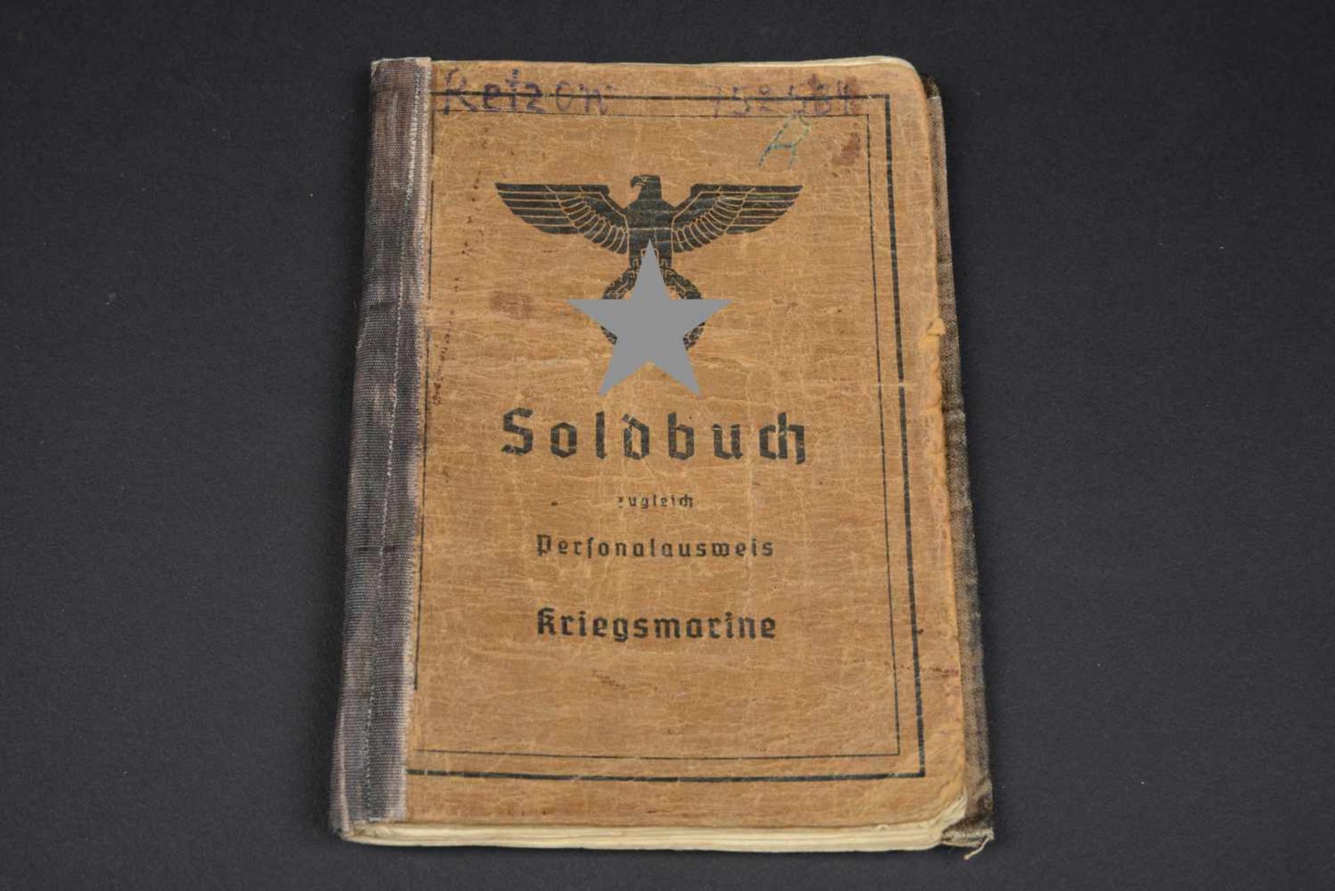 Soldbuch Kriegsmarine Saint Nazaire Page de couverture bien marquée Kriegsmarine, nom du titulaire