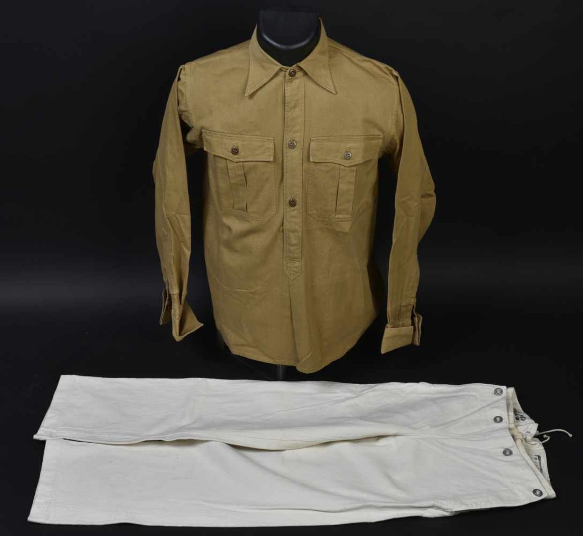 Ensemble d'uniforme Adolf Hitler Schule Comprenant une chemise en tissu beige, tous les boutons sont