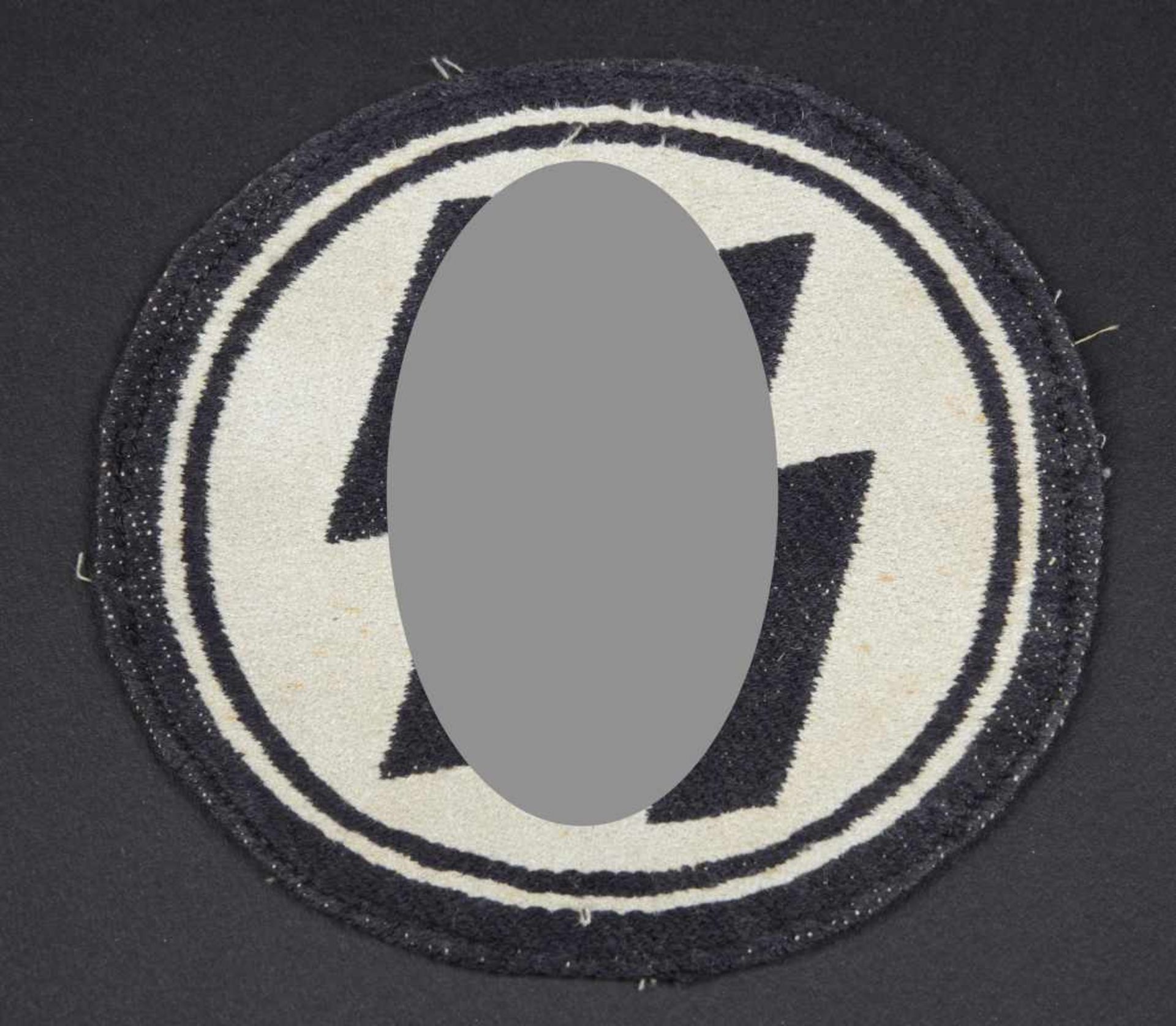 Insignes de la Waffen SS Comprenant un insigne pour maillot de sport en tissu coton blanc et noir.