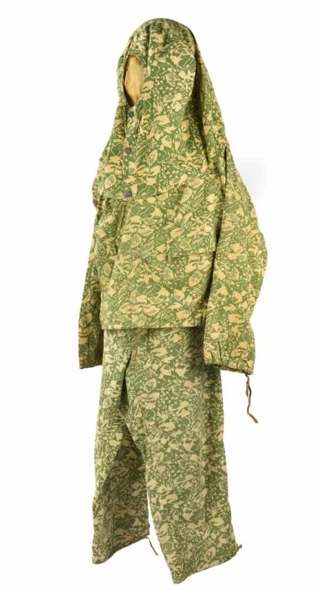 Tenue camouflée petites feuilles 1943 comprenant chasuble avec sa voilette et culotte. Les deux