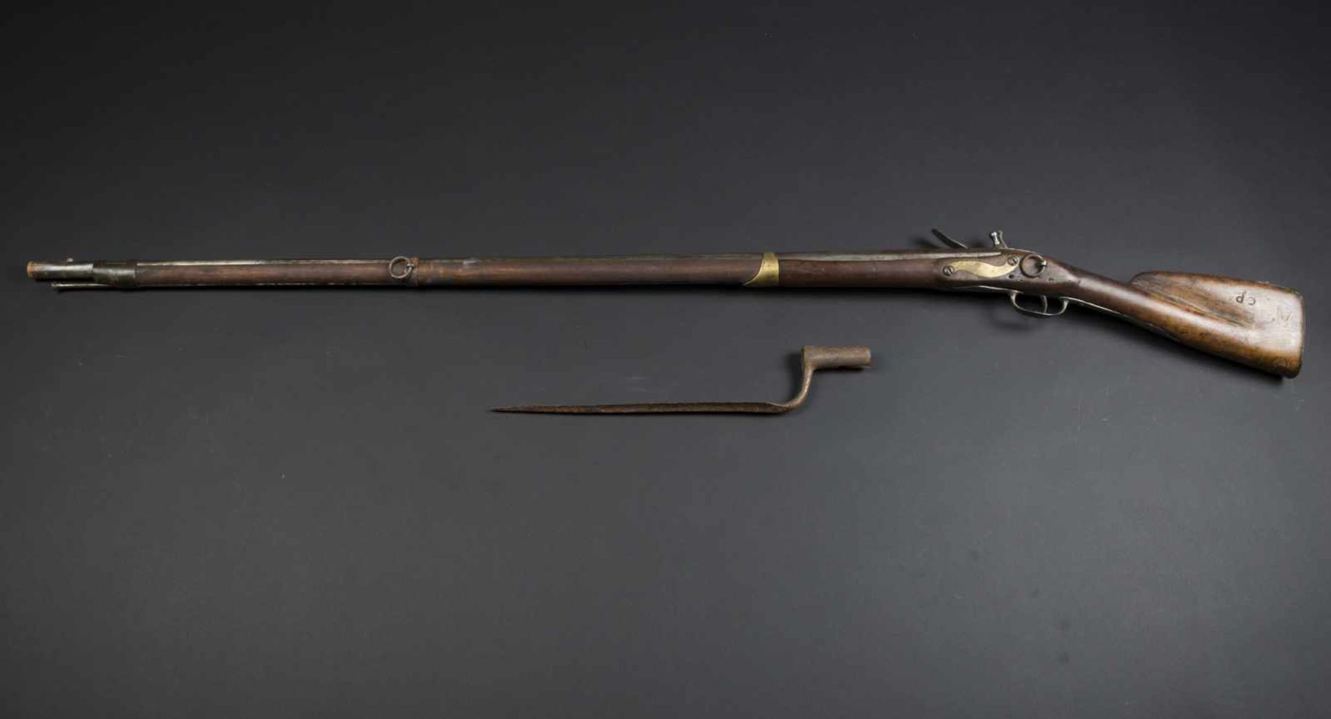 Fusil dinfanterie, époque XVIIIe siècle, très proche du modèle 1728-1746 Platine avec signature