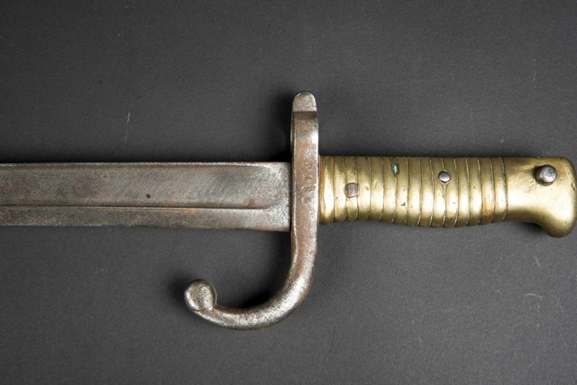 Sabre-baïonnette Chassepot modèle 1866 Manufacture de Châtellerault, 1869, avec fourreau, numéros - Image 4 of 4