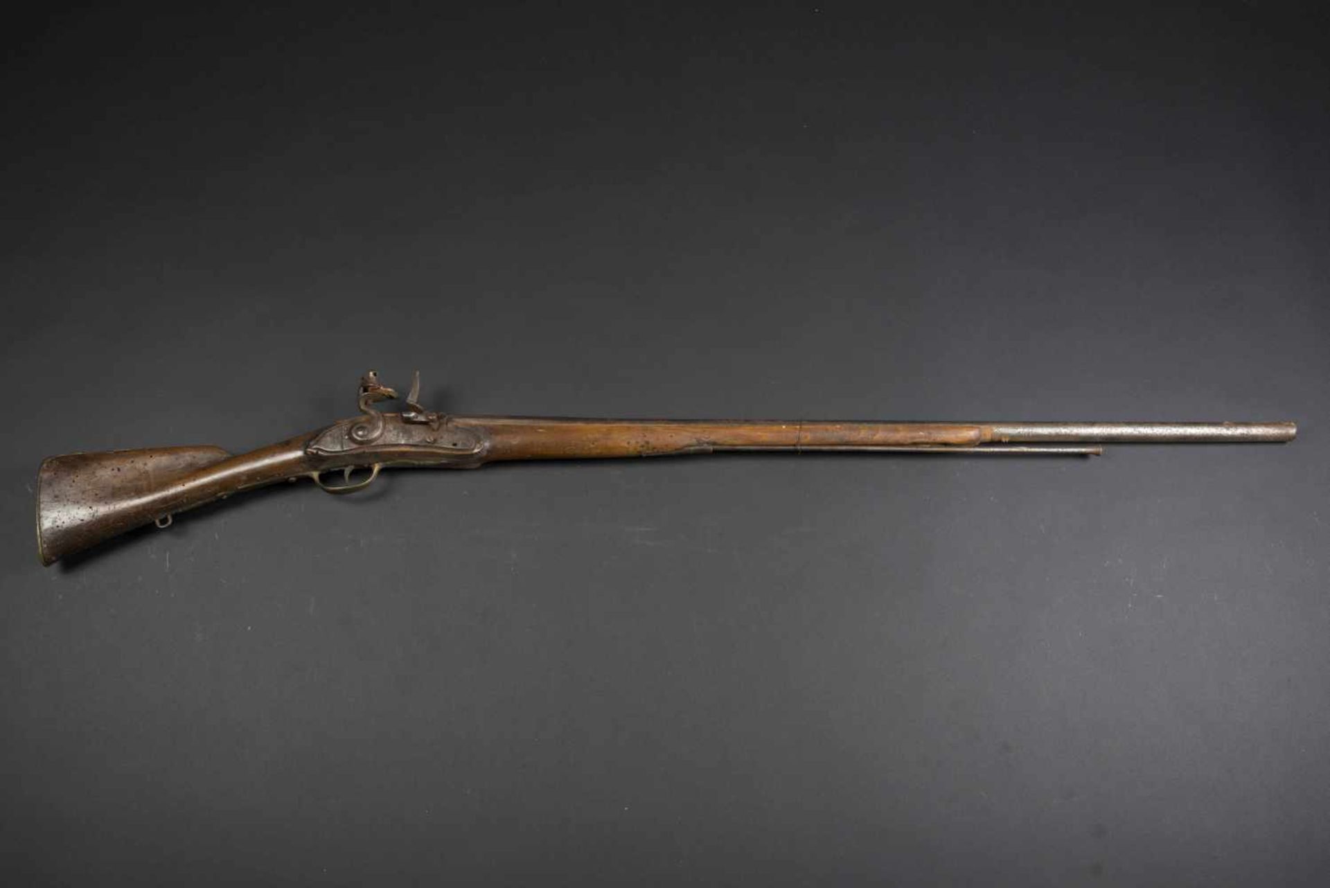 Fusil espagnol milieu du XVIIIe siècle, fût retaillé, mauvais état. Etat II+