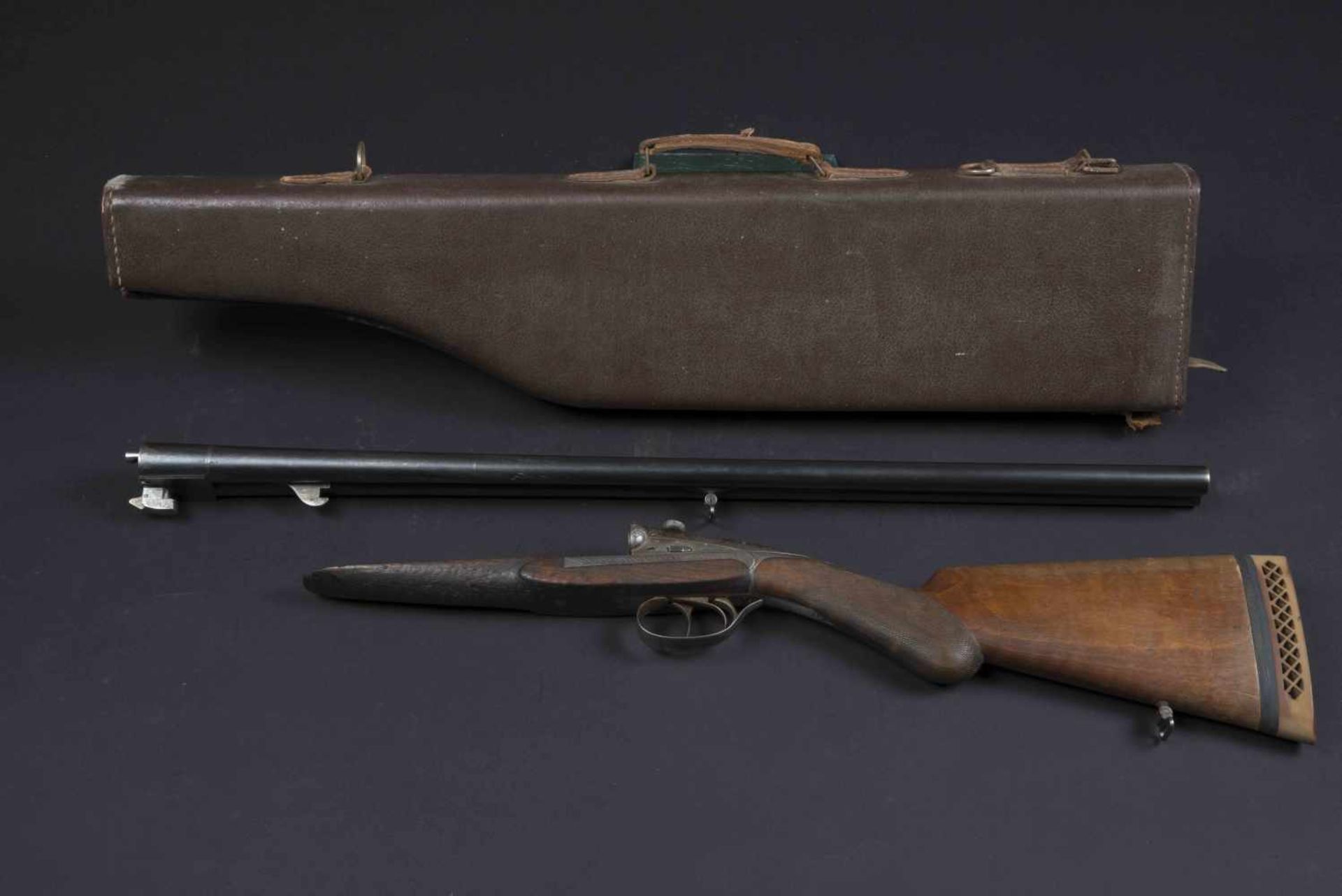 Fusil de chasse Darne Catégorie C Crosse bois, partie métallique ciselée. Canon Darne, plaque de