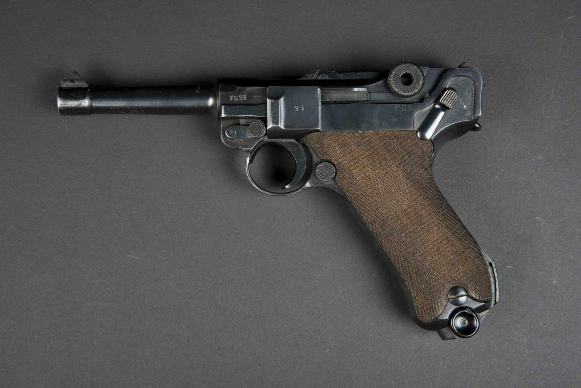 Pistolet P08 et son holster, catégorie B. Fabrication BYF41, numéro 2531, arme visiblement au