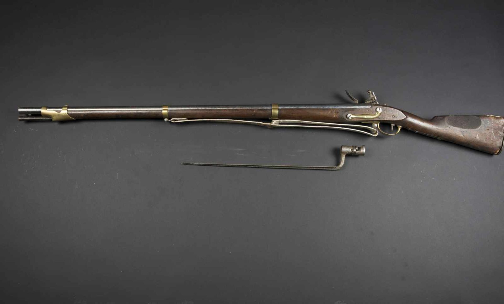Fusil non réglementaire de type 1777 modifié an IX. Garnitures en laiton. Avec baïonnette.