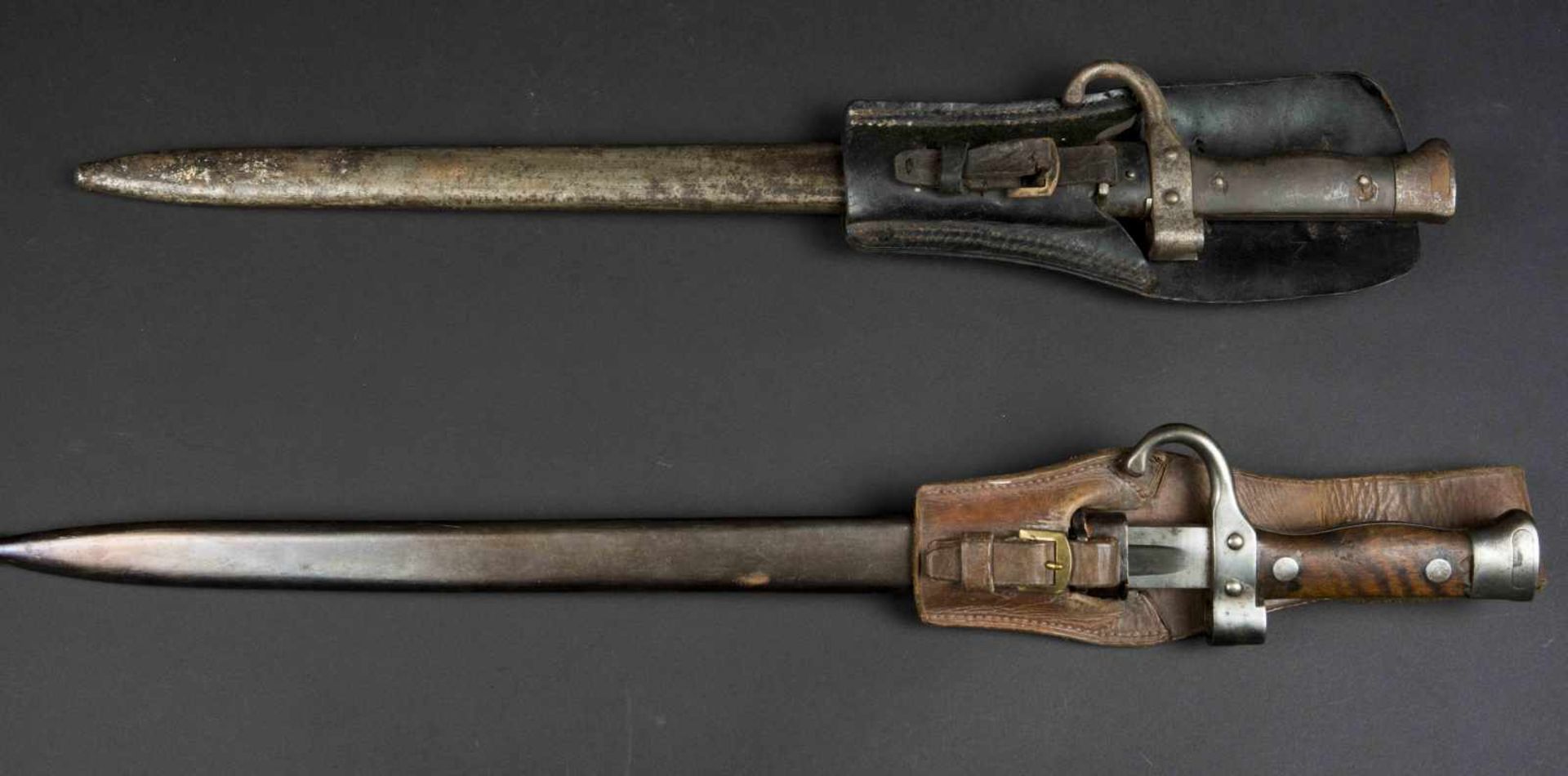 Lot de deux baïonnettes modèle 1892 pour mousqueton bon état et état moyen, porte-épées modèle - Image 3 of 4