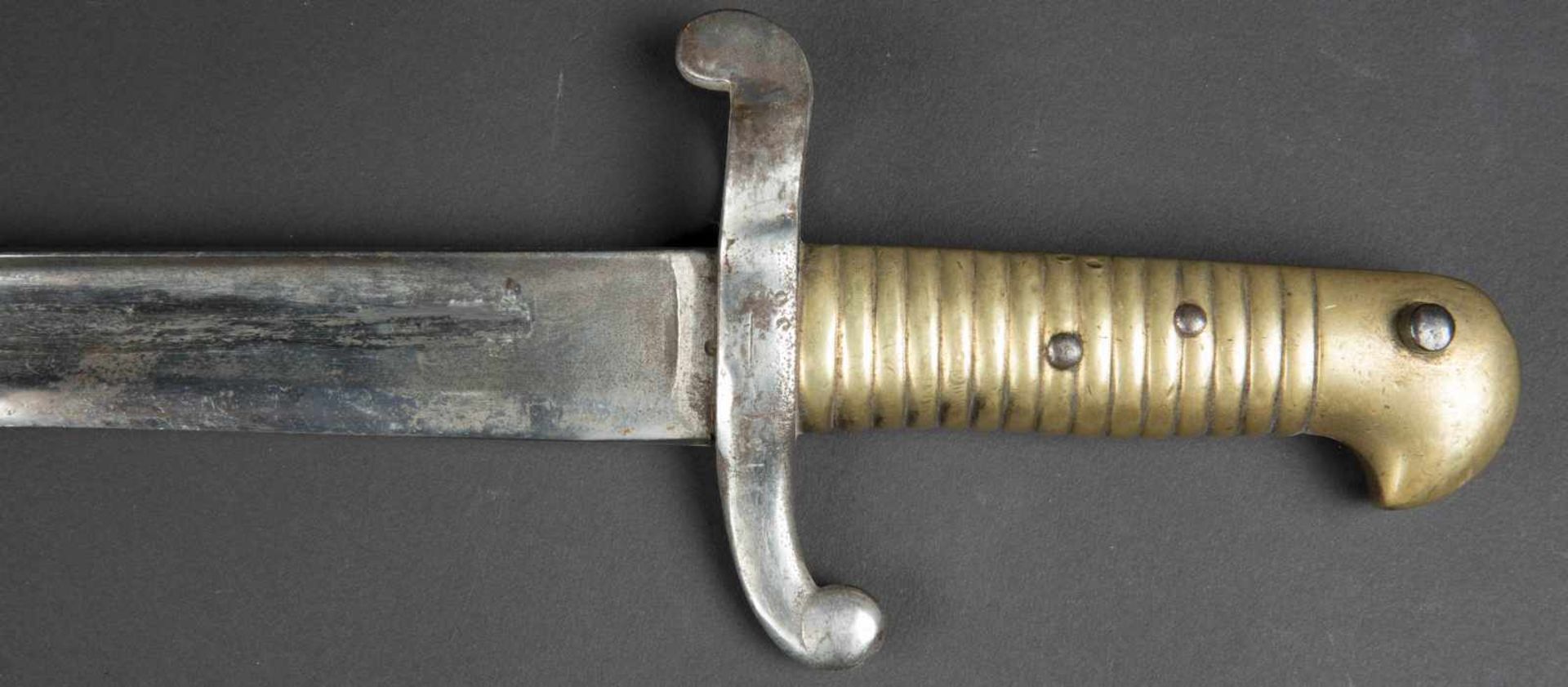 Sabre-baïonnette de Chasseurs à pied modèle 1842 avec fourreau numéros différents sur sabre et - Bild 3 aus 3