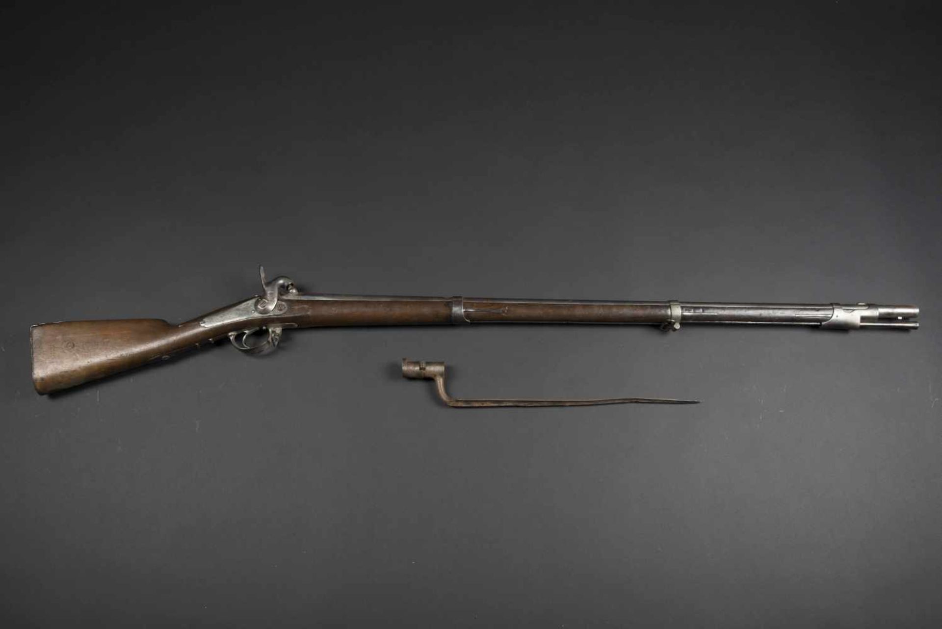 Fusil dinfanterie modèle 1840 T. Platine de la Manufacture royale de St-Etienne. Assez bon état.
