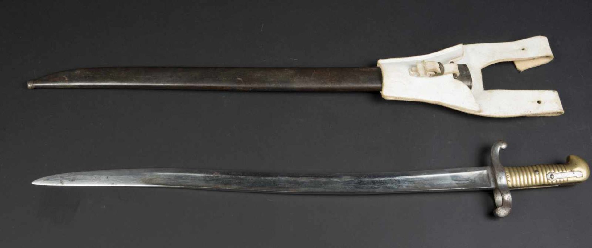 Sabre-baïonnette de Chasseurs à pied modèle 1842 avec fourreau numéros différents sur sabre et