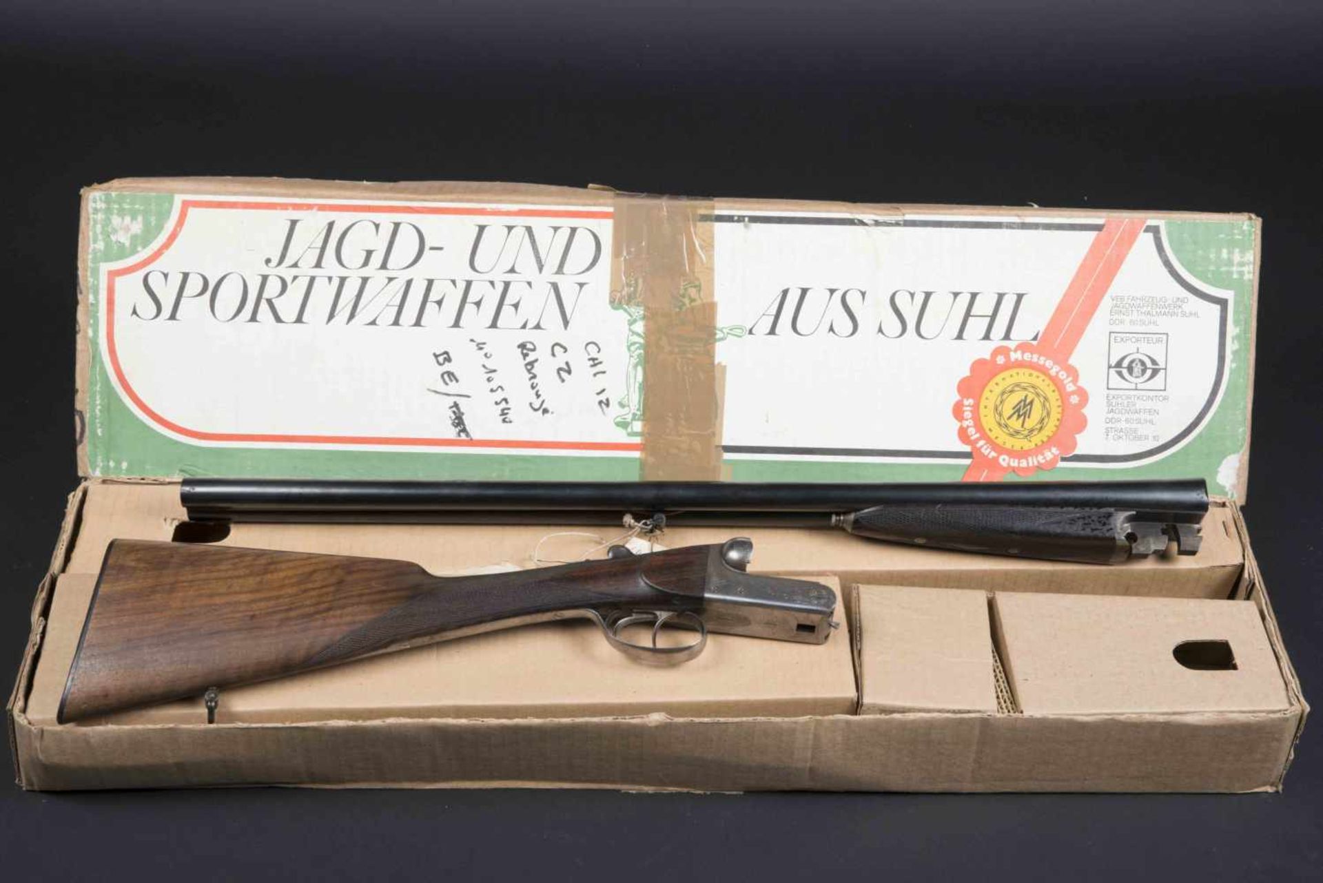 Fusil juxtaposé CZ Catégorie C Magasin juxtaposé, crosse anglaise. Numéro 105540, calibre 12. Carton