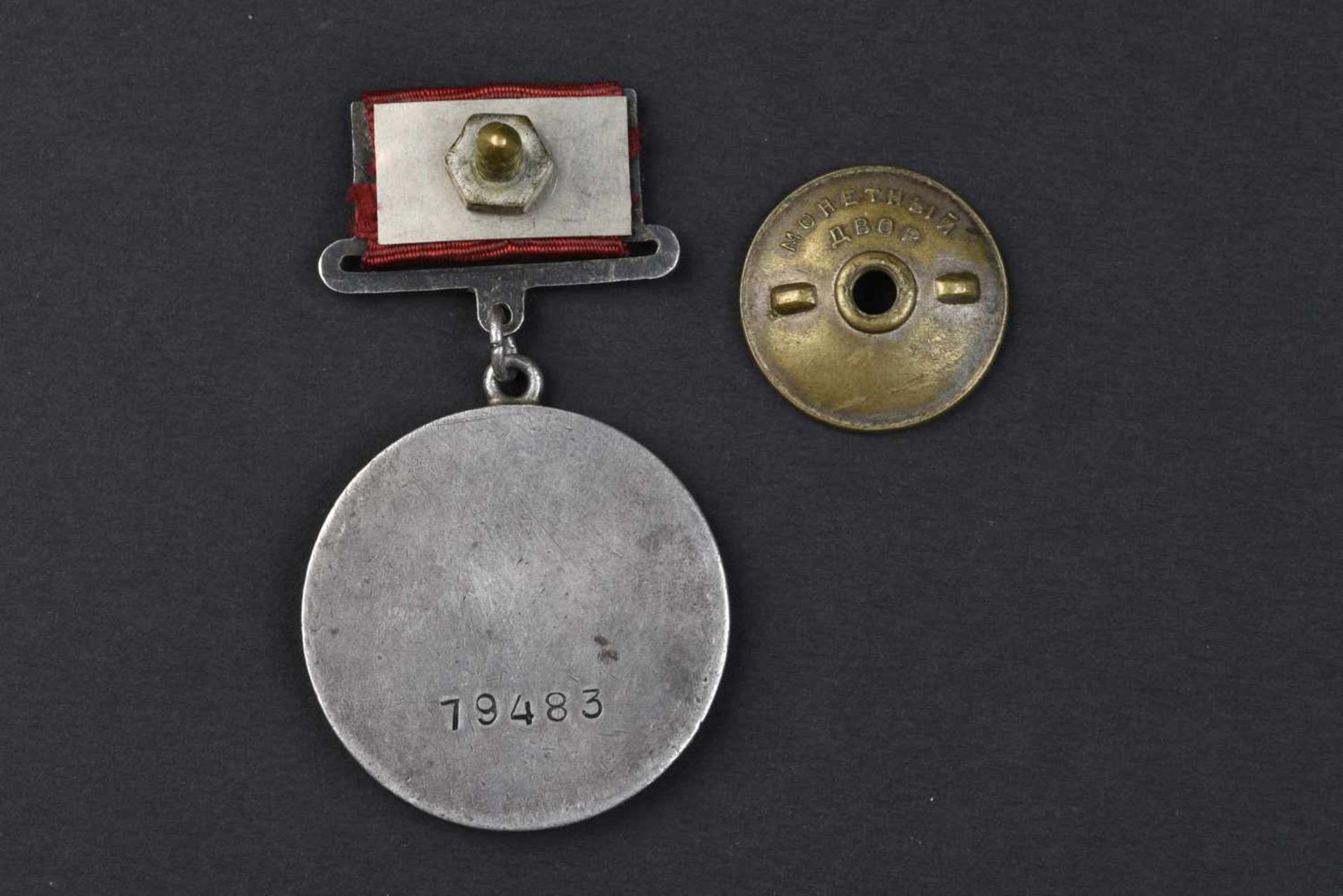 Médaille pour la Bravoure n° 79483, type 1, avec une rare attribution en date du 01 septembre 1942 - Bild 2 aus 3