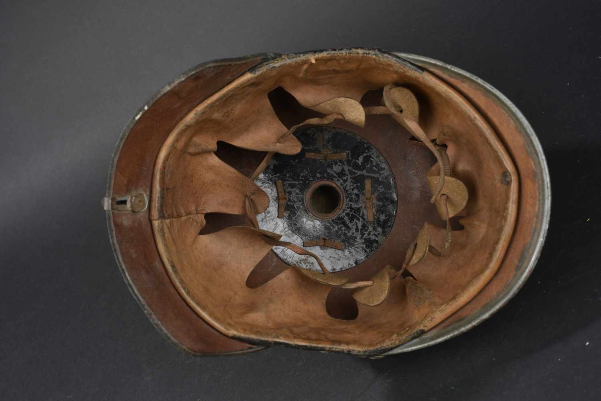 WURTEMBERG Casque modèle 1915 de lartillerie de forteresse du Wurtemberg (un seul régiment). - Bild 3 aus 4