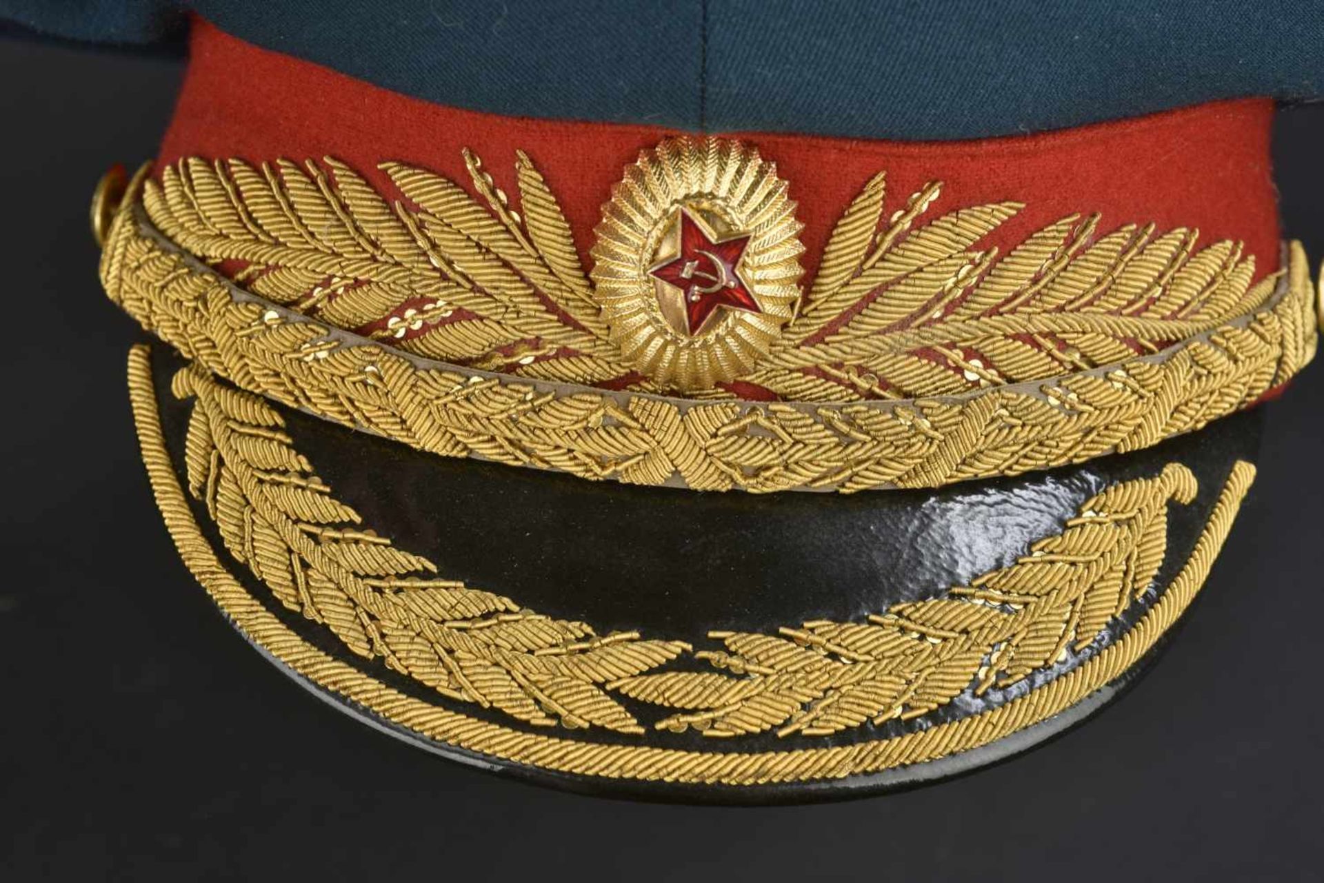 Casquette de général d'infanterie soviétique En tissu vert foncé, bandeau rouge, insigne - Bild 3 aus 4