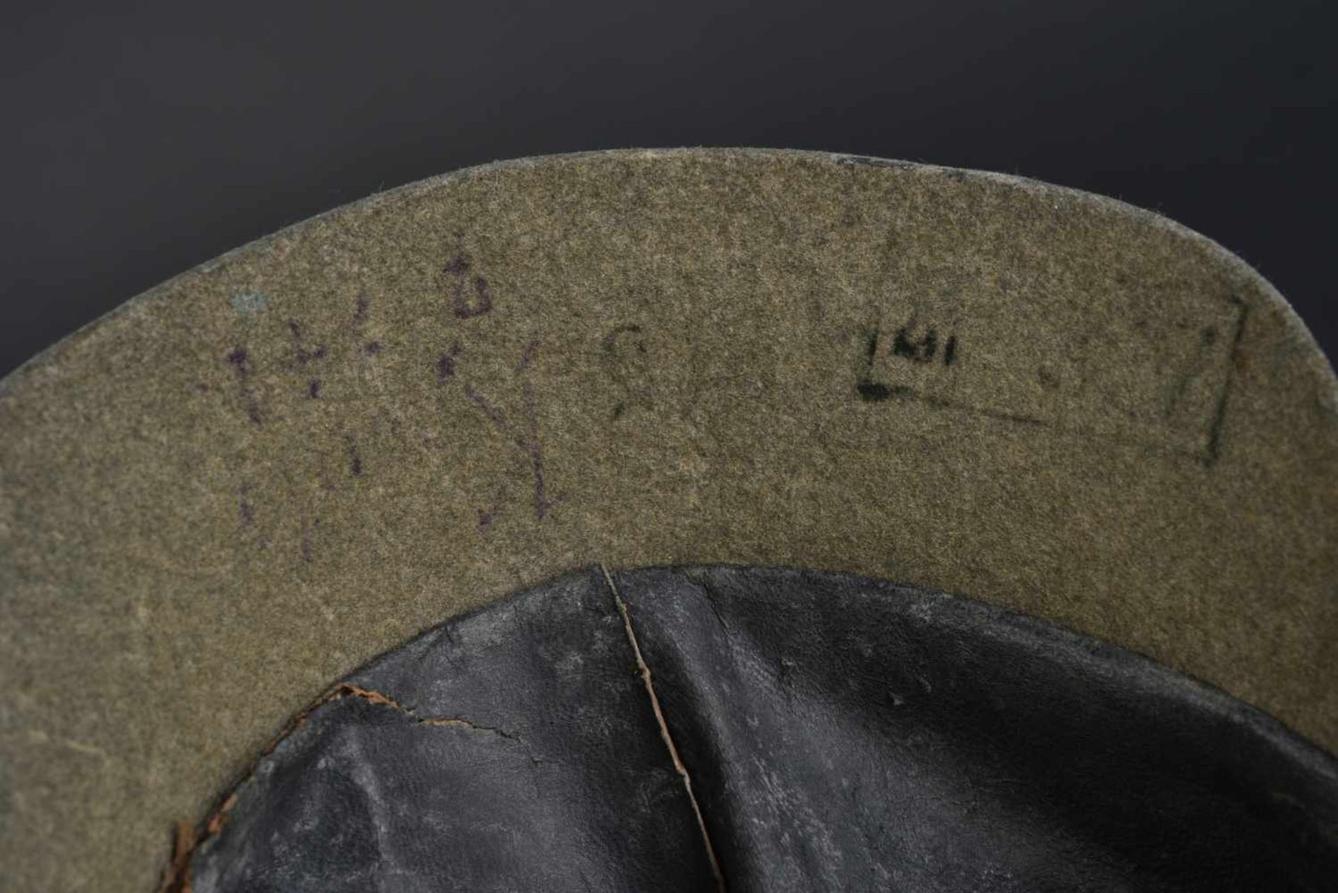 Casque ersatz de l'artillerie prussienne En feutre kaki. Boule non dévissable. Plaque prussienne. - Bild 2 aus 4