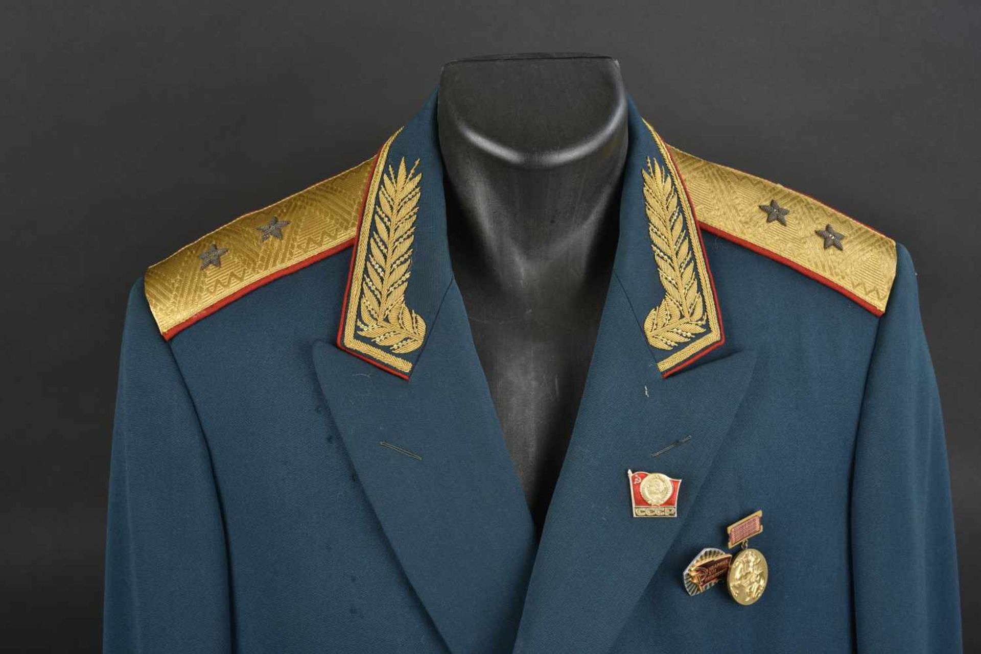 Uniforme de Lieutenant Général Soviétique de 1967. En tissu vert foncé, grade de Lieutenant Général, - Image 2 of 4