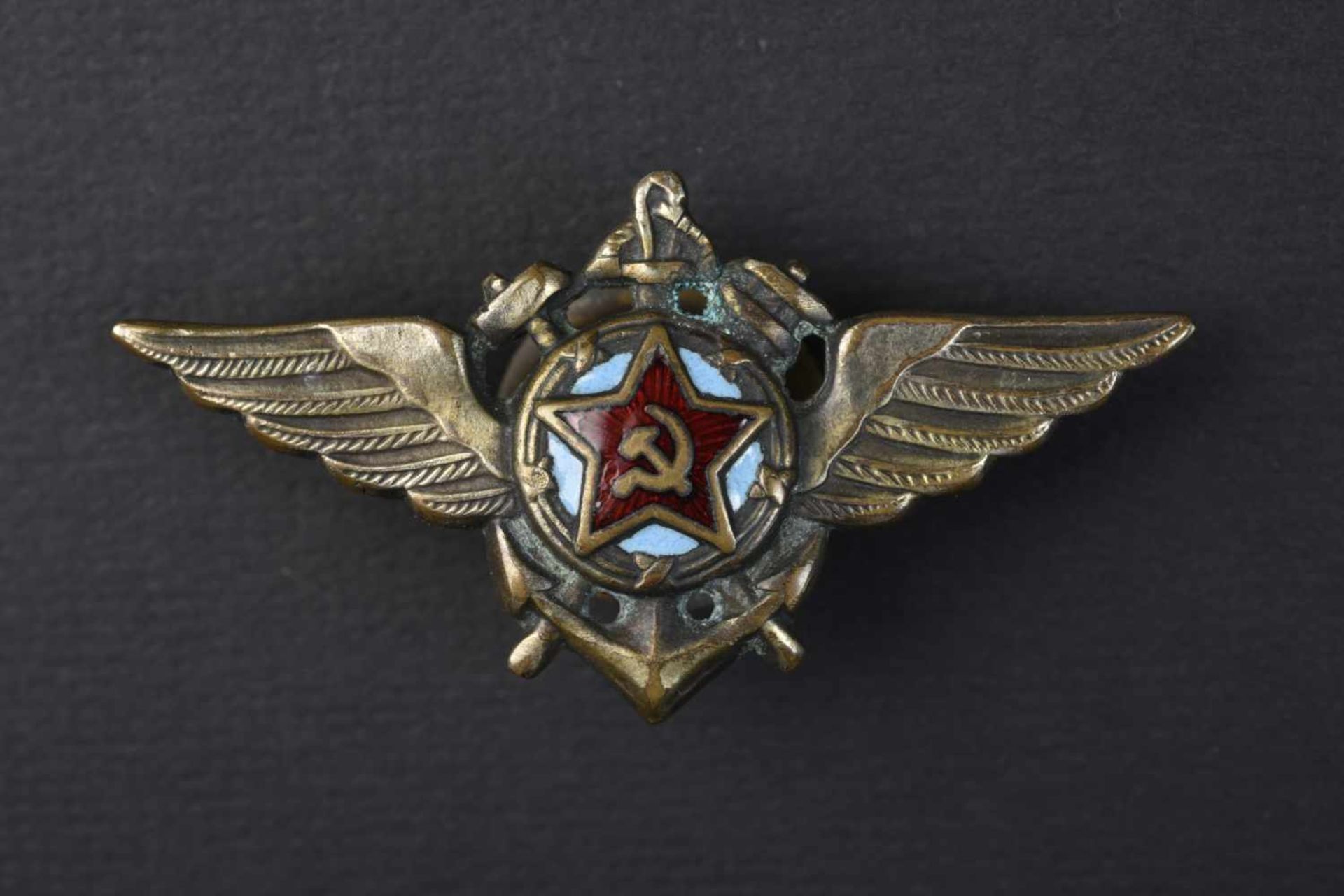 Insigne type 1944 de pilote de l'aéronavale Complet bel état. Cette pièce provient de la