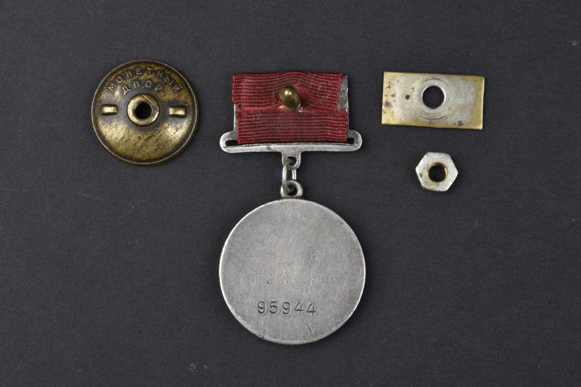 Médaille pour le mérite au combat, type 1, n° 95944 attribuée le 22 septembre 1942 au Major AMELIN - Bild 2 aus 3