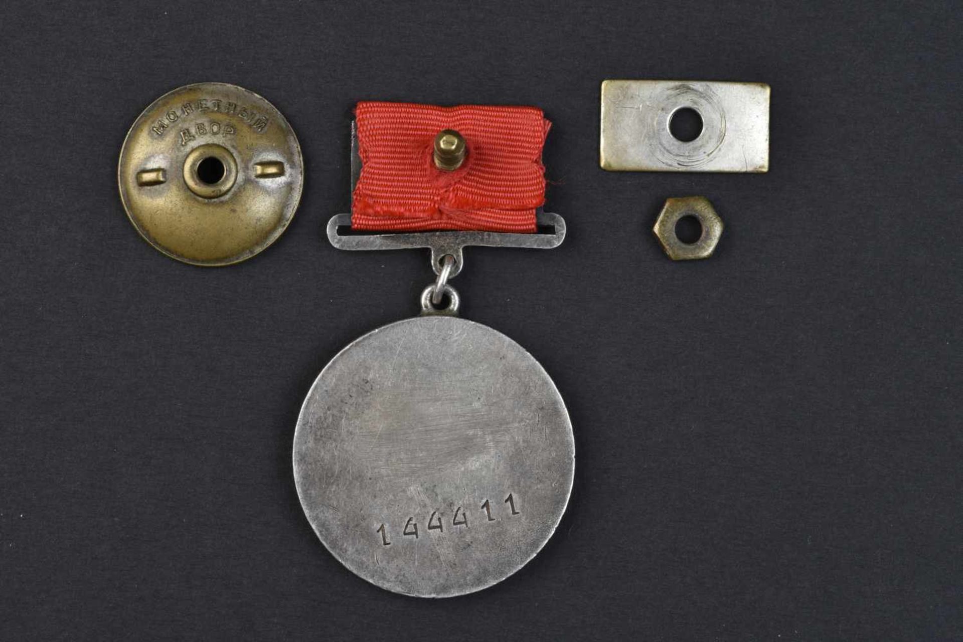 Médaille pour la Bravoure n° 144.411, type 1, attribuée en 1942 au canonnier de l'artillerie côtière - Bild 2 aus 3