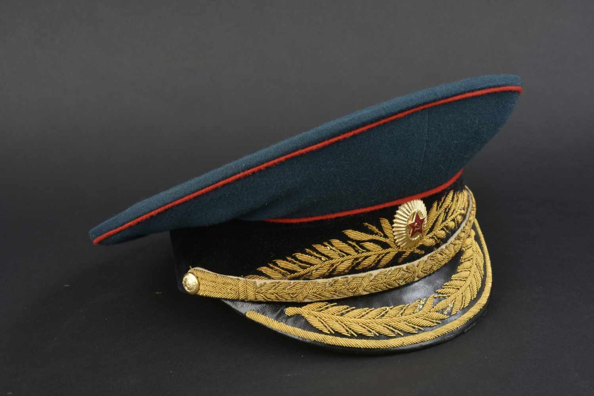 Casquette de général d'artillerie soviétique En tissu vert foncé, bandeau noir, insigne métalliques,