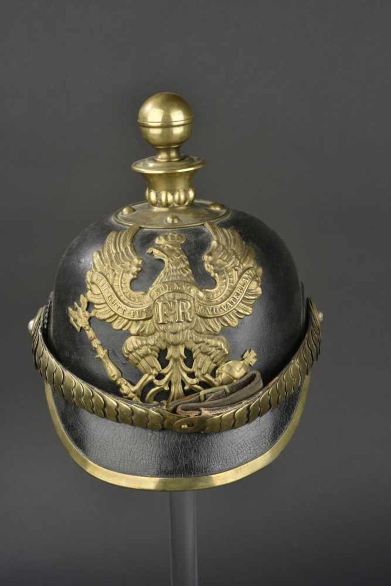 PRUSSE Casque dartilleur modèle 1871 Bombe en cuir épais, Garnitures laiton. Ce type de casque se