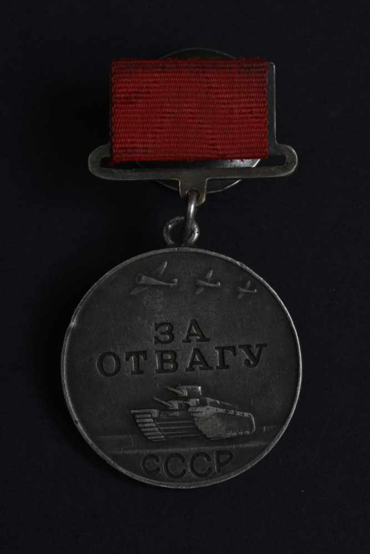 Médaille pour la Bravoure n° 370368 type 1, suspension dorigine. Cette pièce provient de la