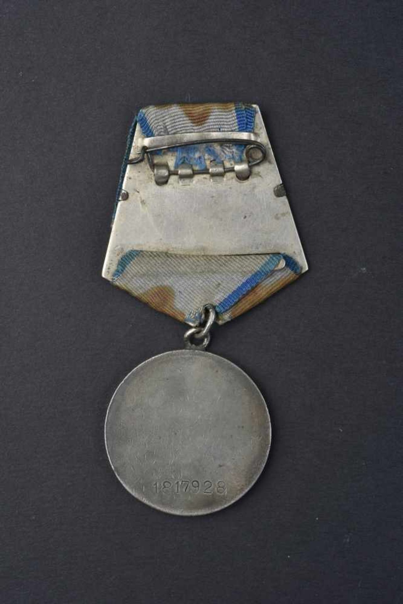 Médaille pour la Bravoure, type 2 n° 1.817.928 attribuée le 1er septembre 1944 avec son livret d' - Bild 4 aus 4