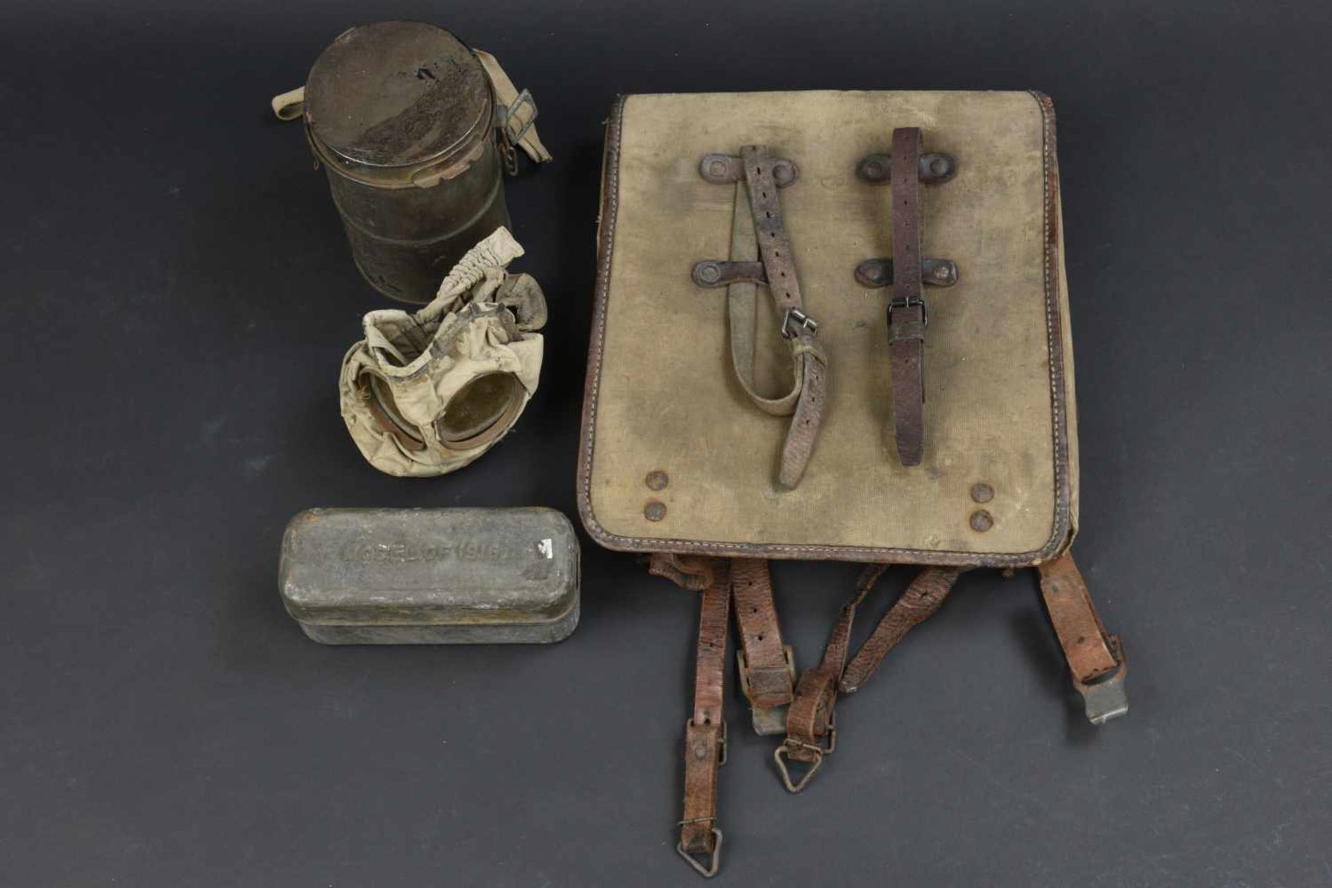 Equipement allemand première guerre mondiale Comprenant une boite en métal, marquée Model of 1916,