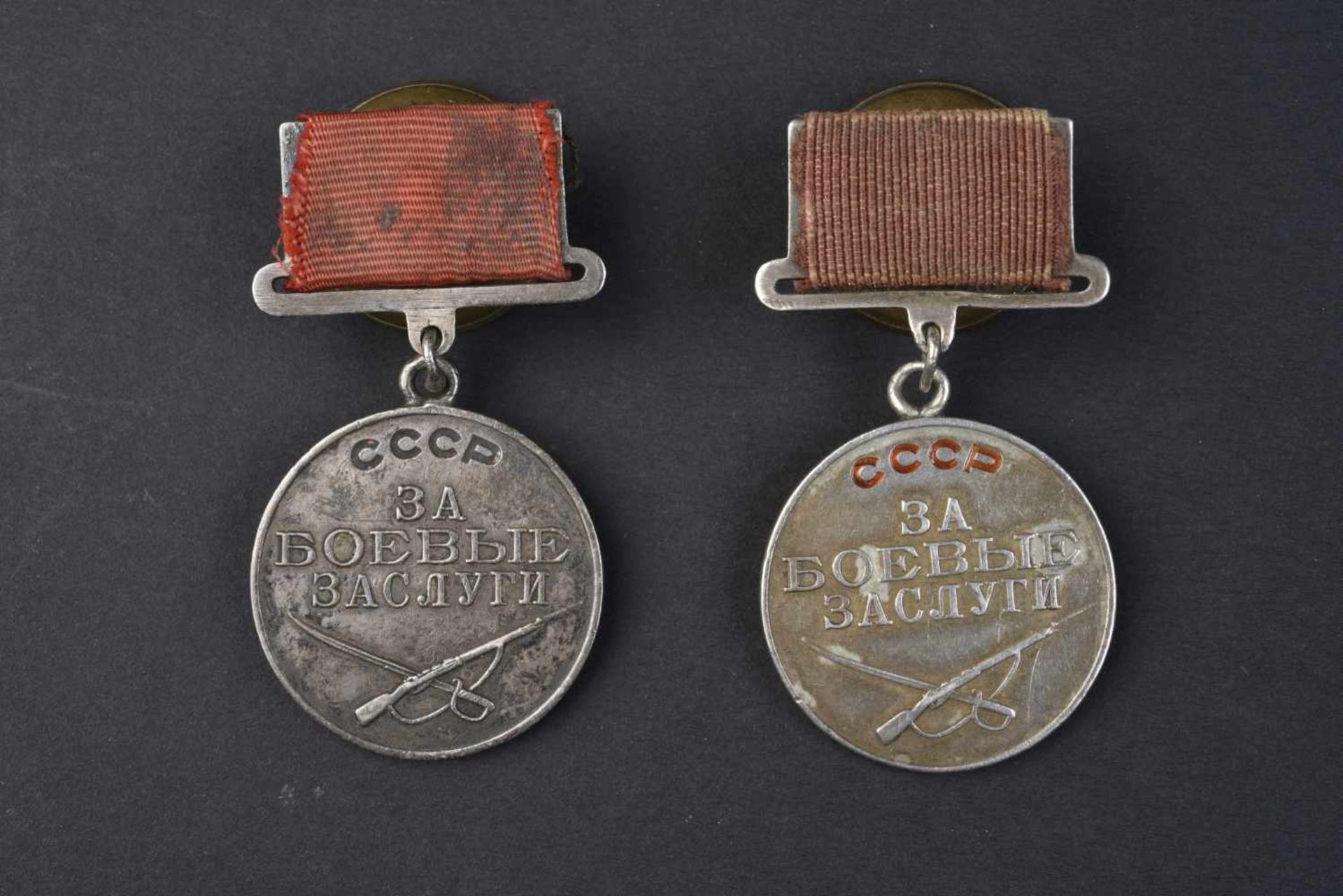 Lot de 2 médailles de mérite au combat type 1, n° 265.206 et 324.121. Cette pièce provient de la