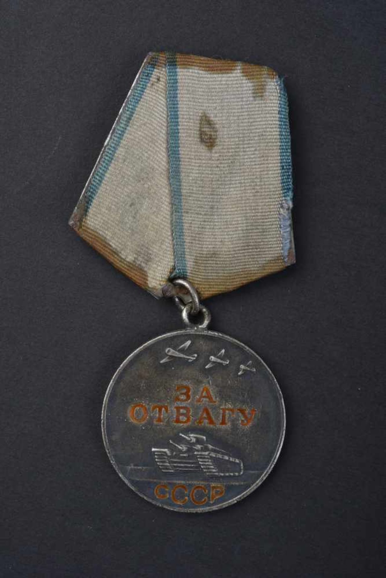 Médaille pour la Bravoure, type 2 n° 1.817.928 attribuée le 1er septembre 1944 avec son livret d' - Bild 3 aus 4