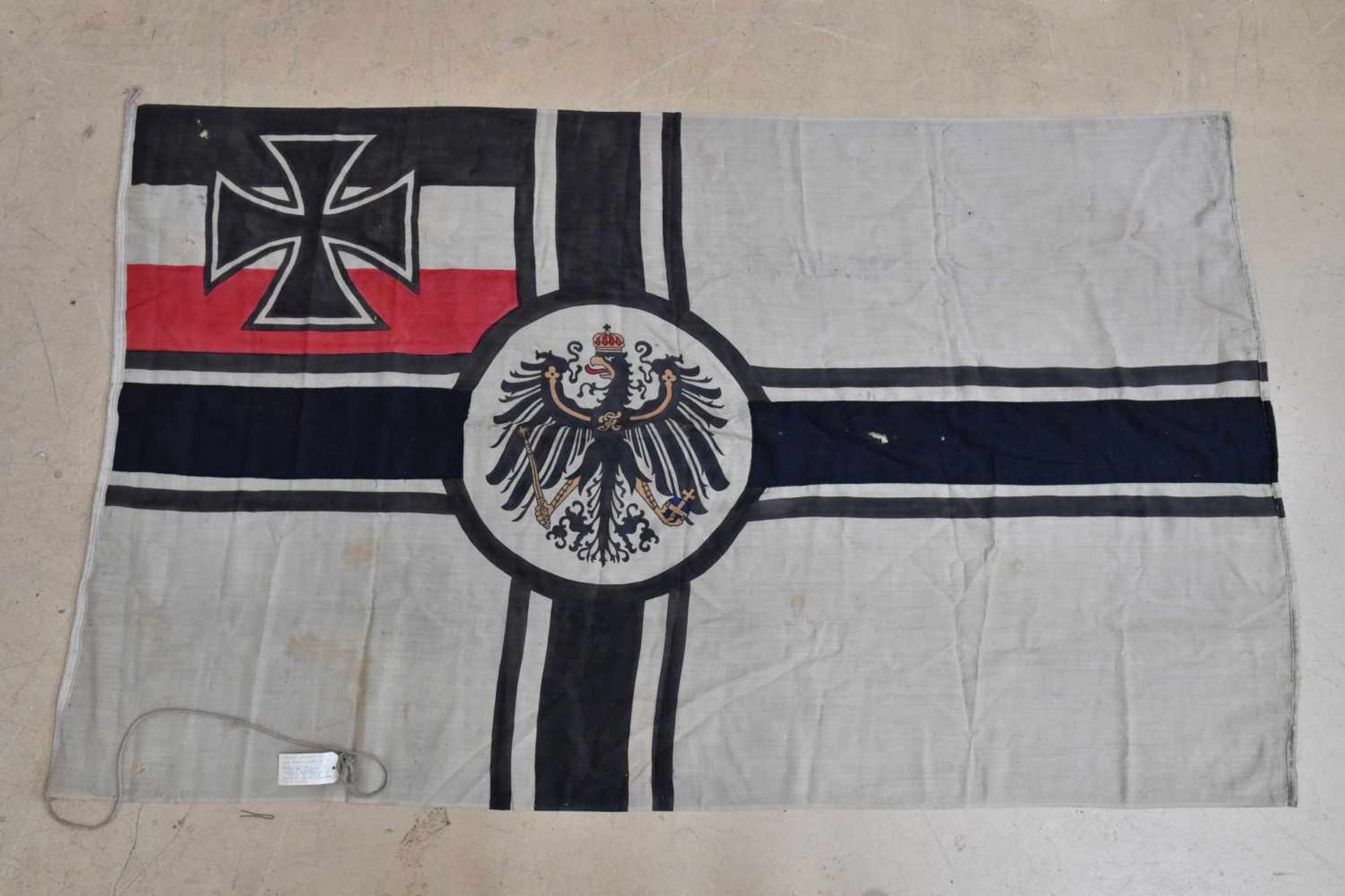 Drapeau de la Kaiserliche Marine provenant de Louvière en Belgique En tissu coton blanc, aigle