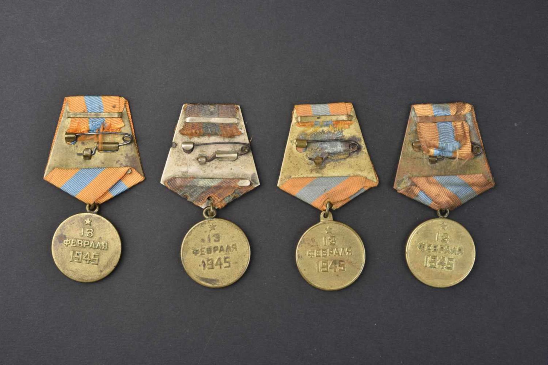 Lot de 4 médailles pour la prise de Budapest. Complètes et en bons états. Cette pièce provient de la - Bild 2 aus 2