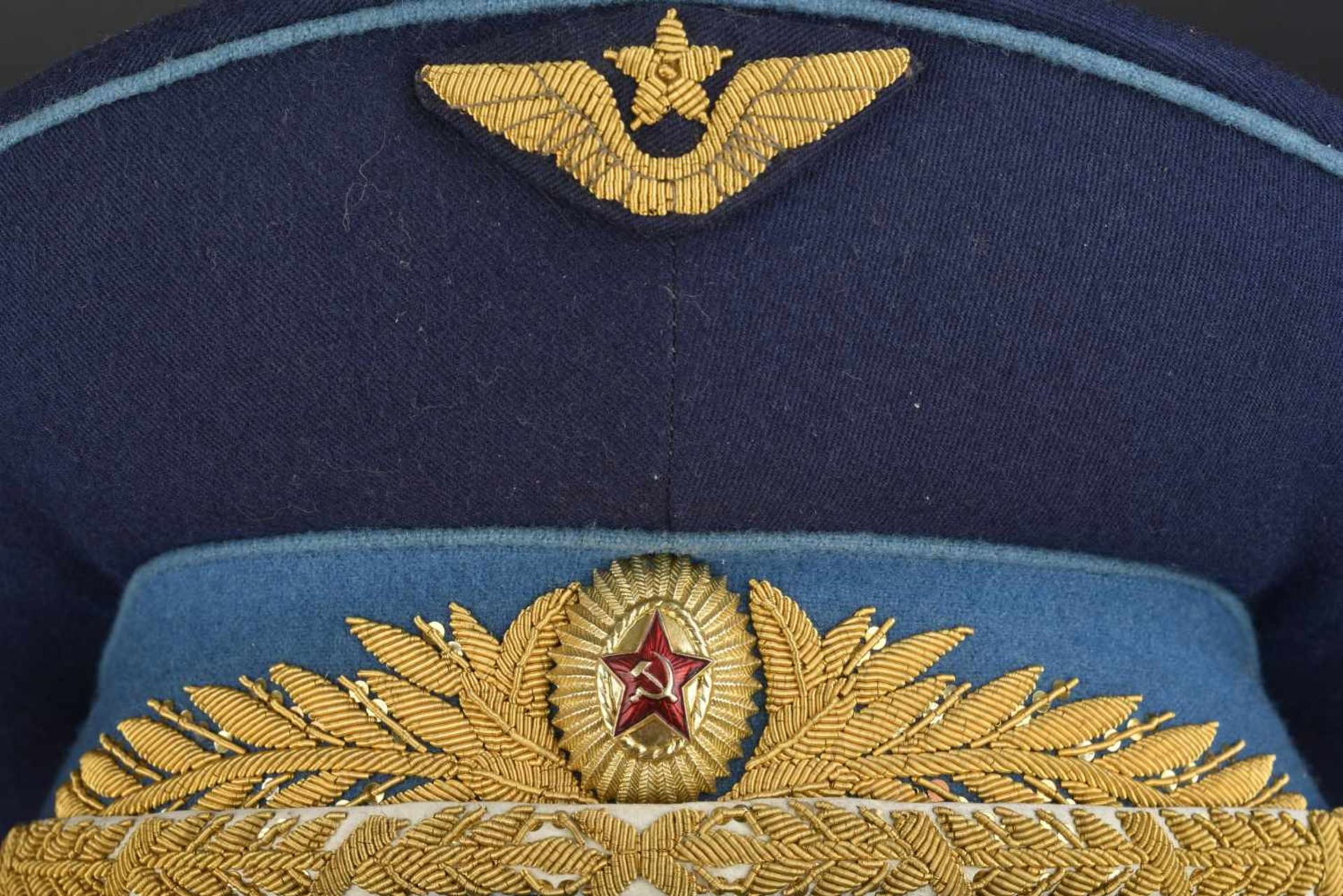 Casquette de général d'aviation soviétique En tissu bleu foncé, bandeau bleu ciel, insigne - Image 3 of 4