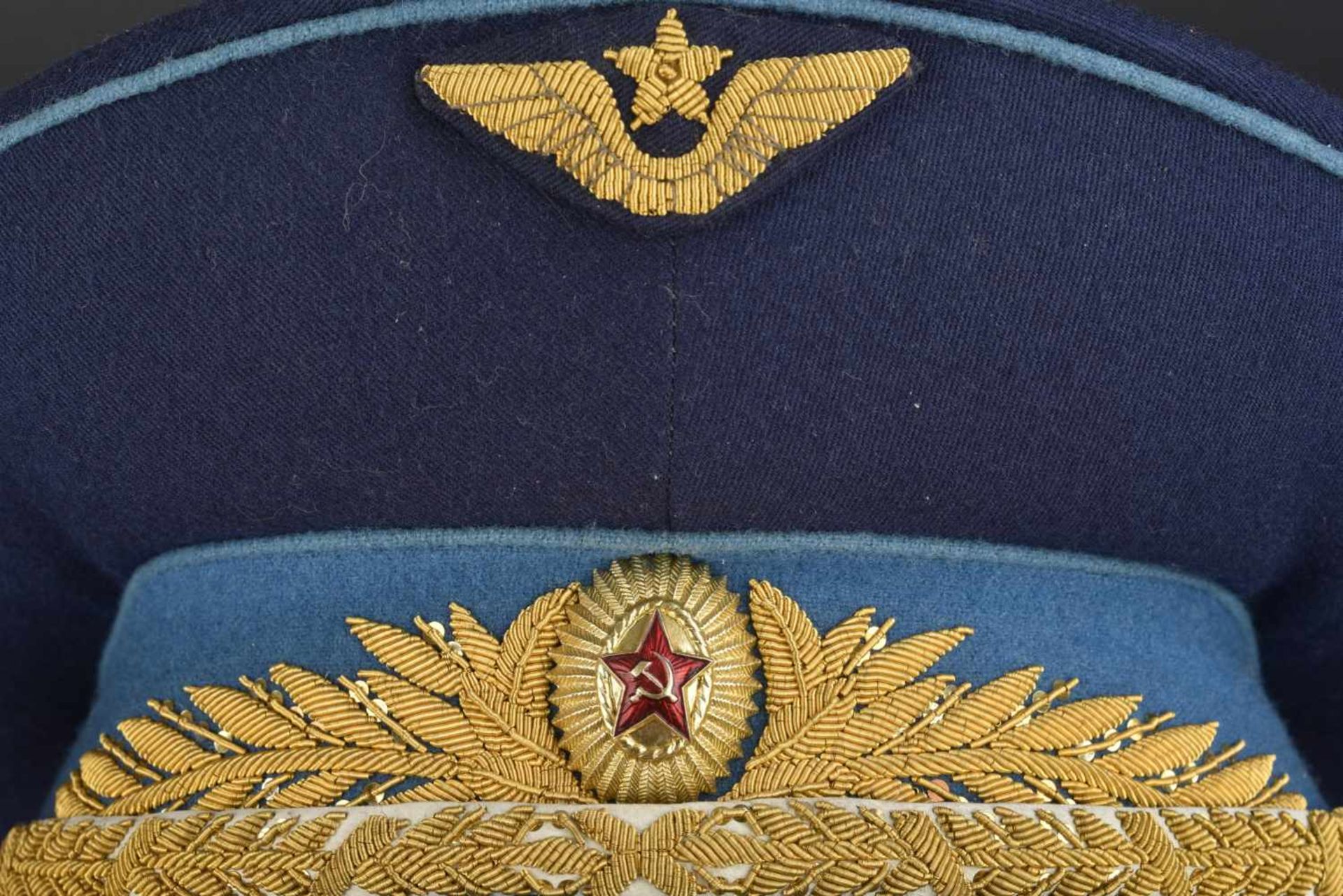 Casquette de général d'aviation soviétique En tissu bleu foncé, bandeau bleu ciel, insigne - Bild 3 aus 4