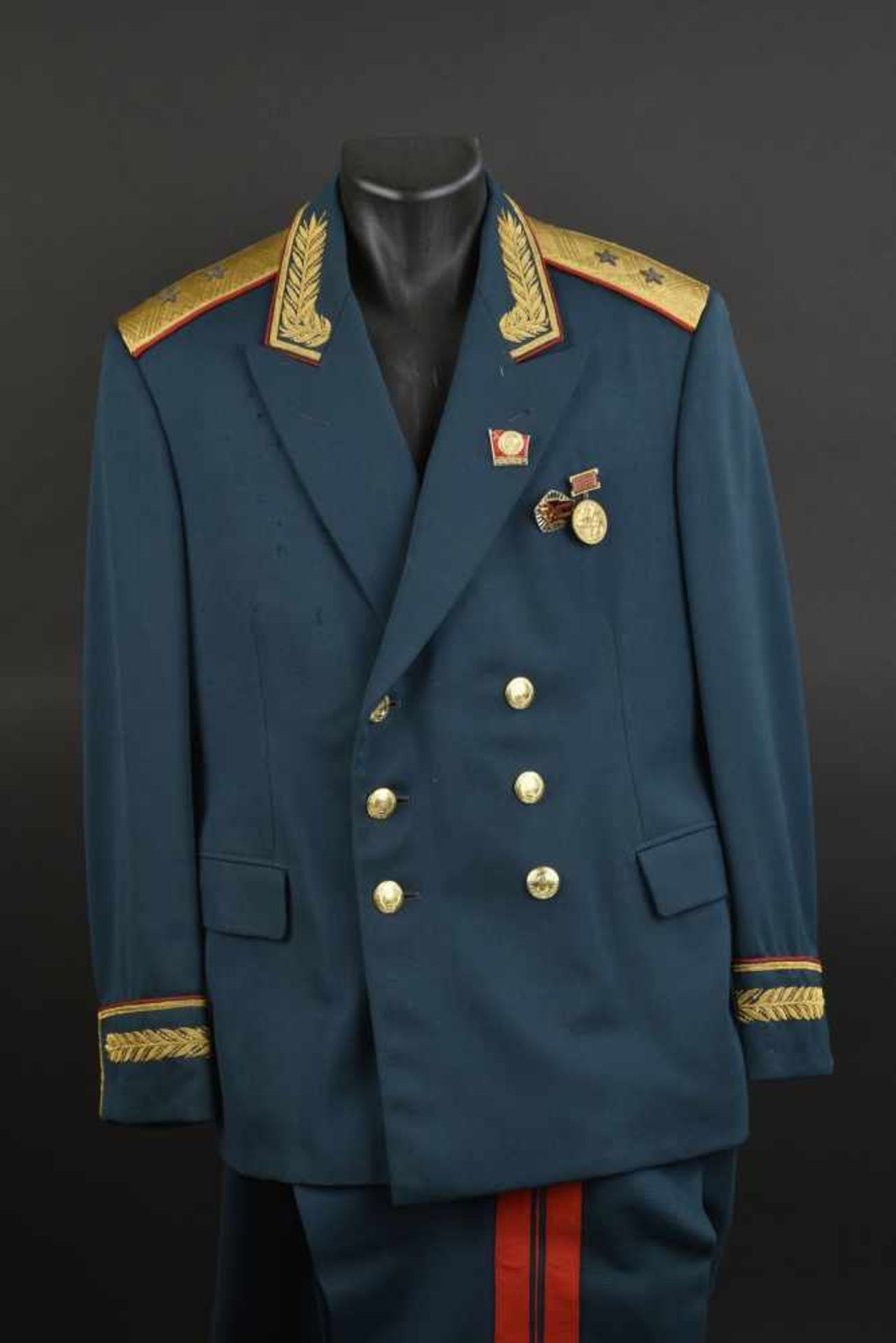 Uniforme de Lieutenant Général Soviétique de 1967. En tissu vert foncé, grade de Lieutenant Général,