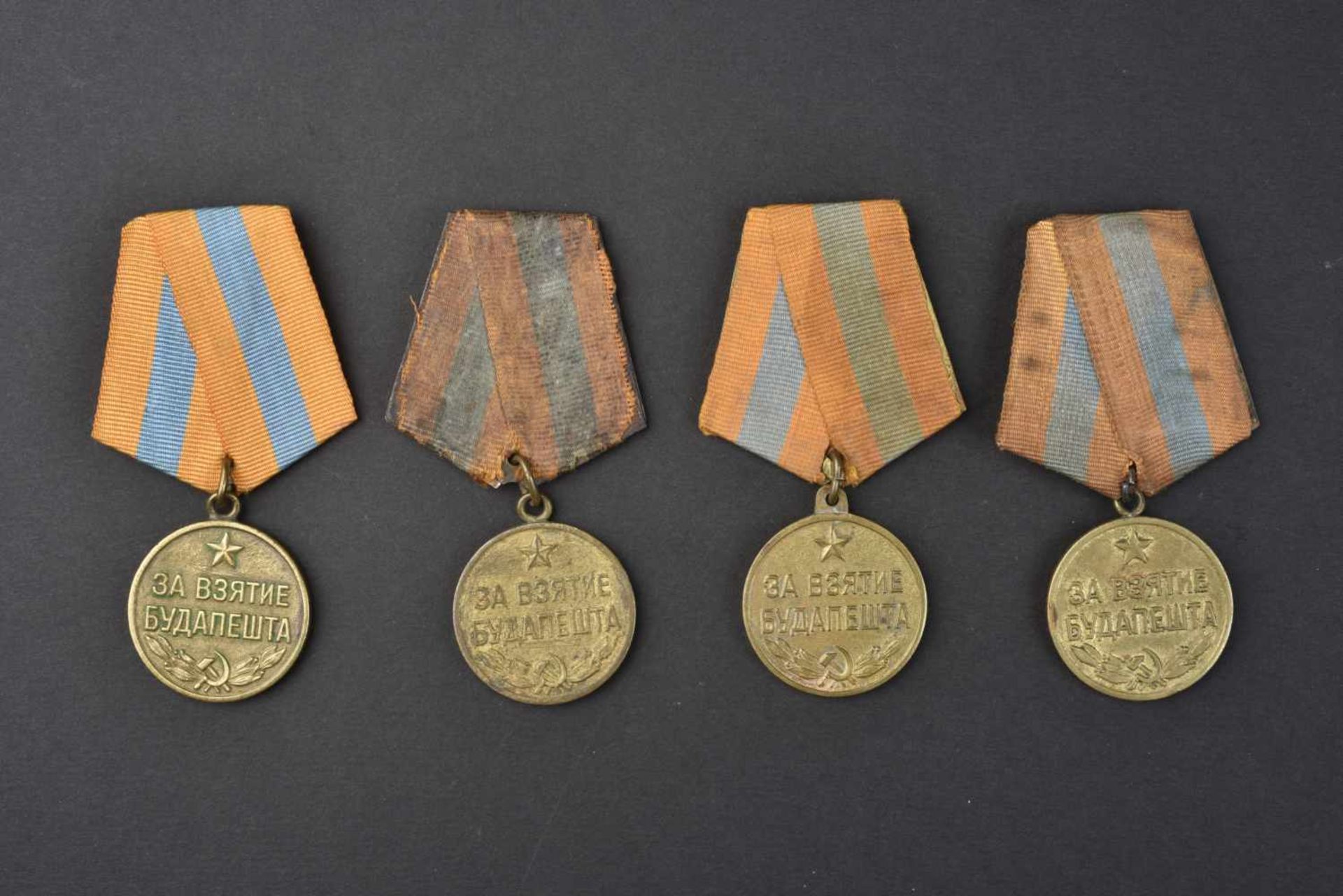 Lot de 4 médailles pour la prise de Budapest. Complètes et en bons états. Cette pièce provient de la