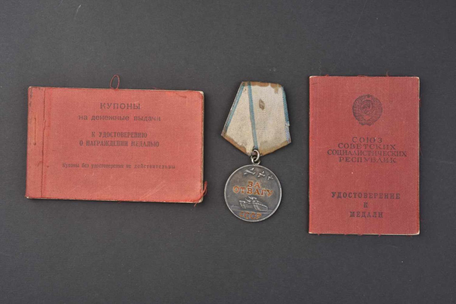 Médaille pour la Bravoure, type 2 n° 1.817.928 attribuée le 1er septembre 1944 avec son livret d' - Bild 2 aus 4