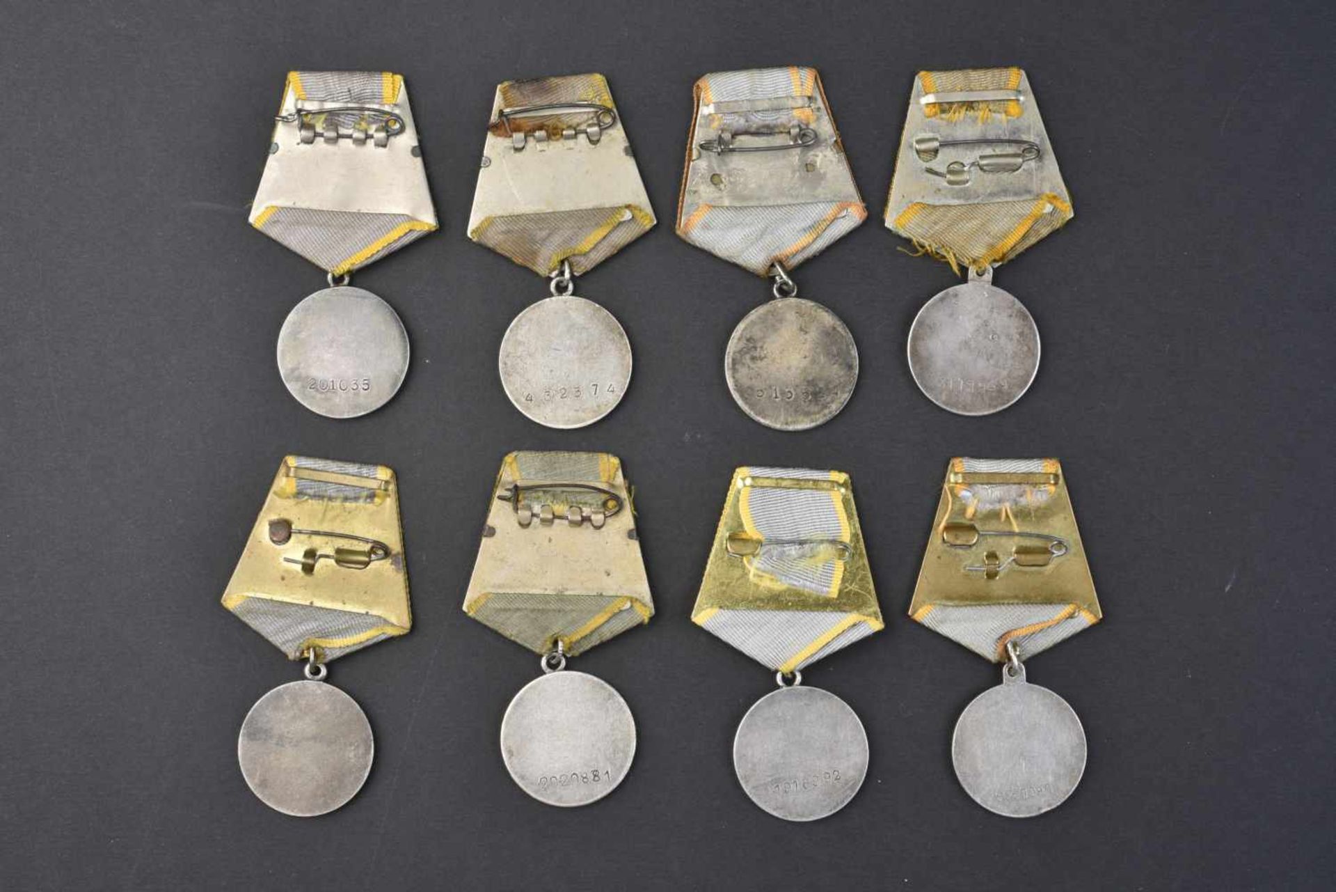 Lot de 8 médailles de mérite au combat type 2, n° 432374  513524  1.918.992 - 201035 et 2.020. - Bild 2 aus 4