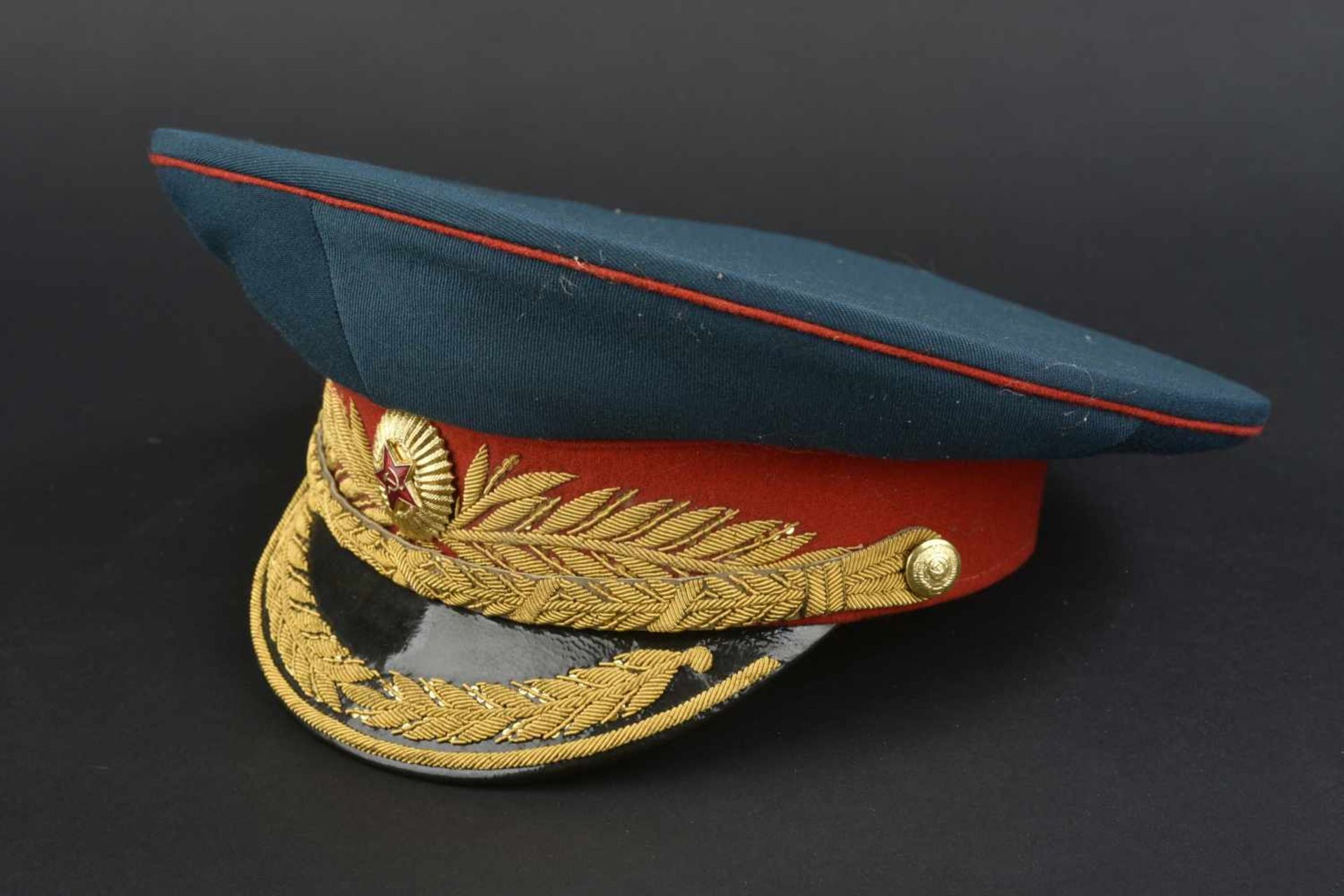 Casquette de général d'infanterie soviétique En tissu vert foncé, bandeau rouge, insigne - Bild 2 aus 4