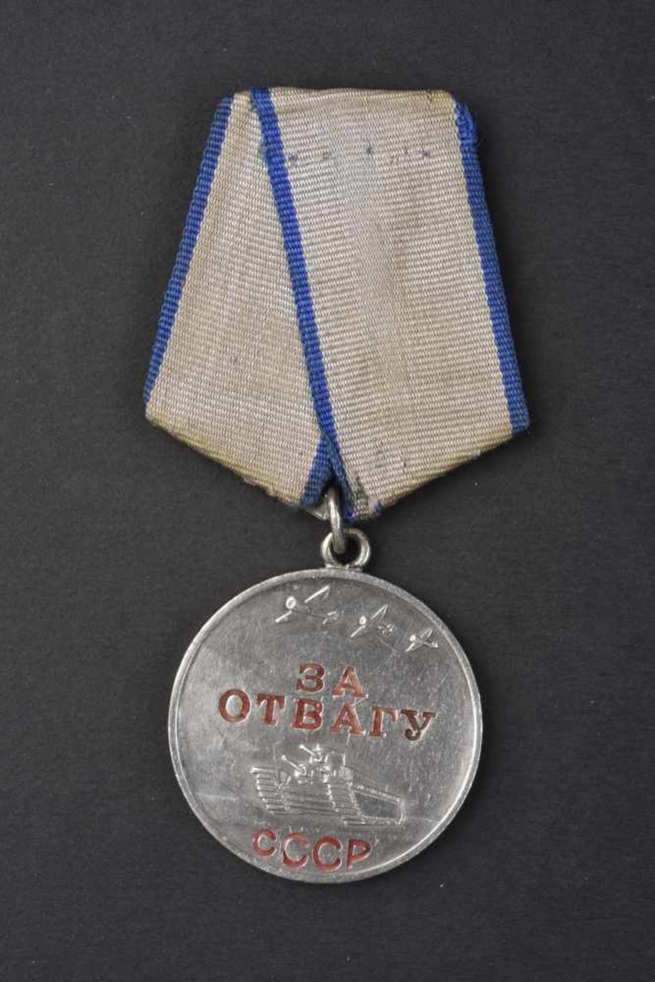 Médaille pour la Bravoure, type 2 n° 2.093.678 attribuée en 1944 avec son livret dattribution. - Bild 2 aus 4