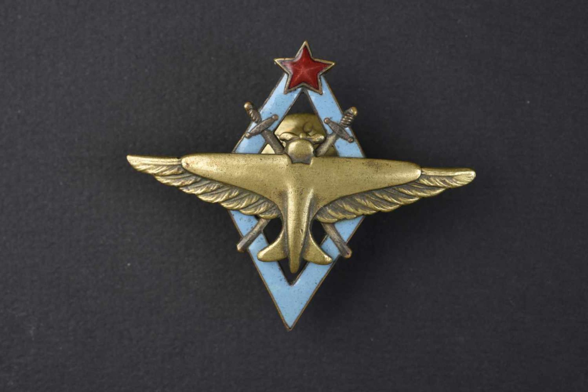 Insigne type 1938, de pilote de l'aviation avec avion et aile doré. Cette pièce provient de la